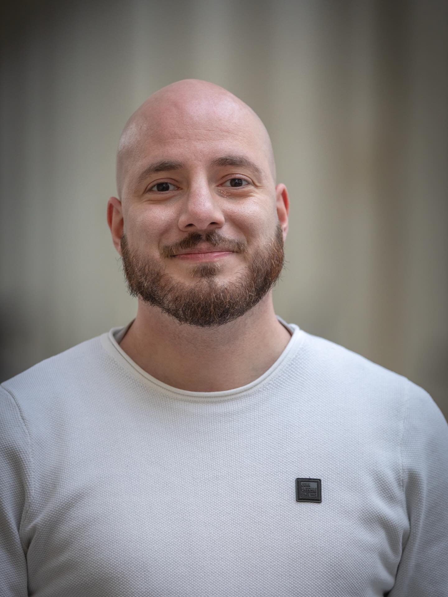 Alles Gute zum Geburtstag an den Legami unter den Autoren, @prof.dr.schiaroderso! Schiar schießt mit seinen signature Finger-Guns nicht nur gute Laune in die Herzen der anderen USUS-Mitglieder, sondern auch in Themenbereiche, von denen man das nicht erwartet hätte. Mafia? Terrorismus? Beerdigungen? Schiar zieht all das so lecker durch den Kakao, dass man ihm nicht mal böse sein kann. Seine Geschichten klopfen nicht an, sondern treten die Tür ein. Und dabei ist er SO LIEB, dass seine Karma-Score trotz seines immensen Fleischkonsums besser ist als der jedes Veganers.
Portrait @fotoromia