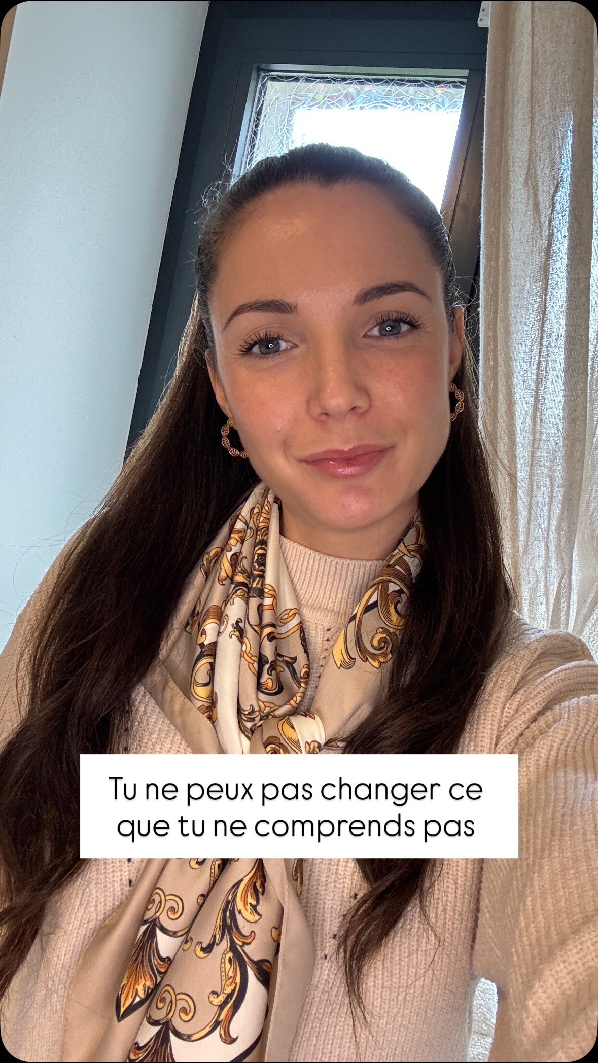 Tu t’es déjà senti bloqué même en sachant quoi faire ? C’est normal. Comprendre pourquoi, c’est la clé.
Tu sais que tu veux arrêter de te prendre la tête pour “rien”. Tu connais la solution. Tu sais même ce qu’il faudrait faire… mais malgré ça, rien ne bouge.
Et ce n’est pas un manque de motivation ou de discipline. C’est souvent simplement parce que tu n’as pas encore compris pourquoi tu fonctionnes comme ça.
Tant que tu ne comprends pas ce qui se joue derrière un blocage ou une peur, toutes les solutions du monde ne changent pas grand-chose.
La compréhension, ce n’est pas un détail. C’est ce moment où tu te dis : “Ah ok, c’est pour ça.”
À partir de là, tout devient plus clair, plus cohérent, et surtout plus facile à faire évoluer.
#preparationmentale #clarté #changement