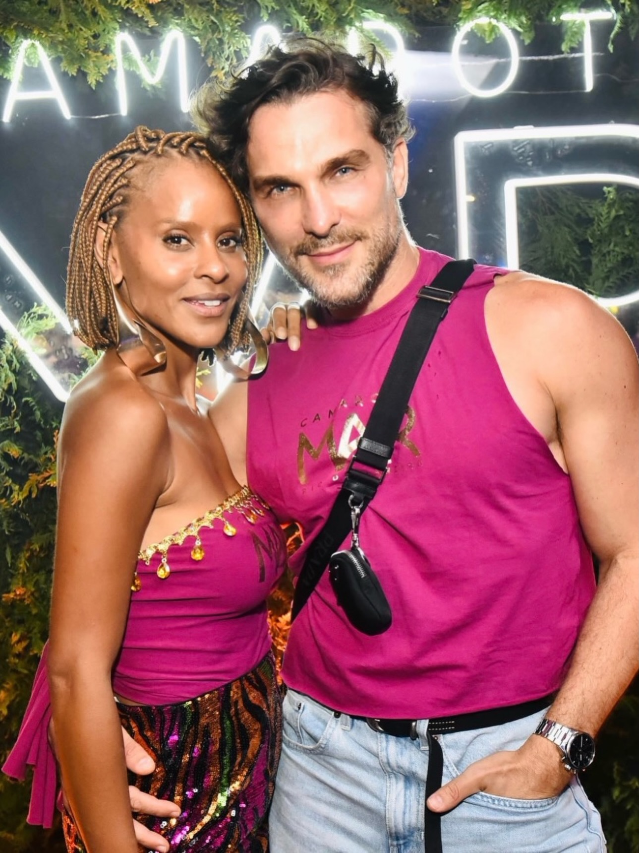 Conexão que fala sem palavras. Parceria, amor e muita luz. ✨💖✨
#alinewirley #igorrickli #amor #casal #famosos