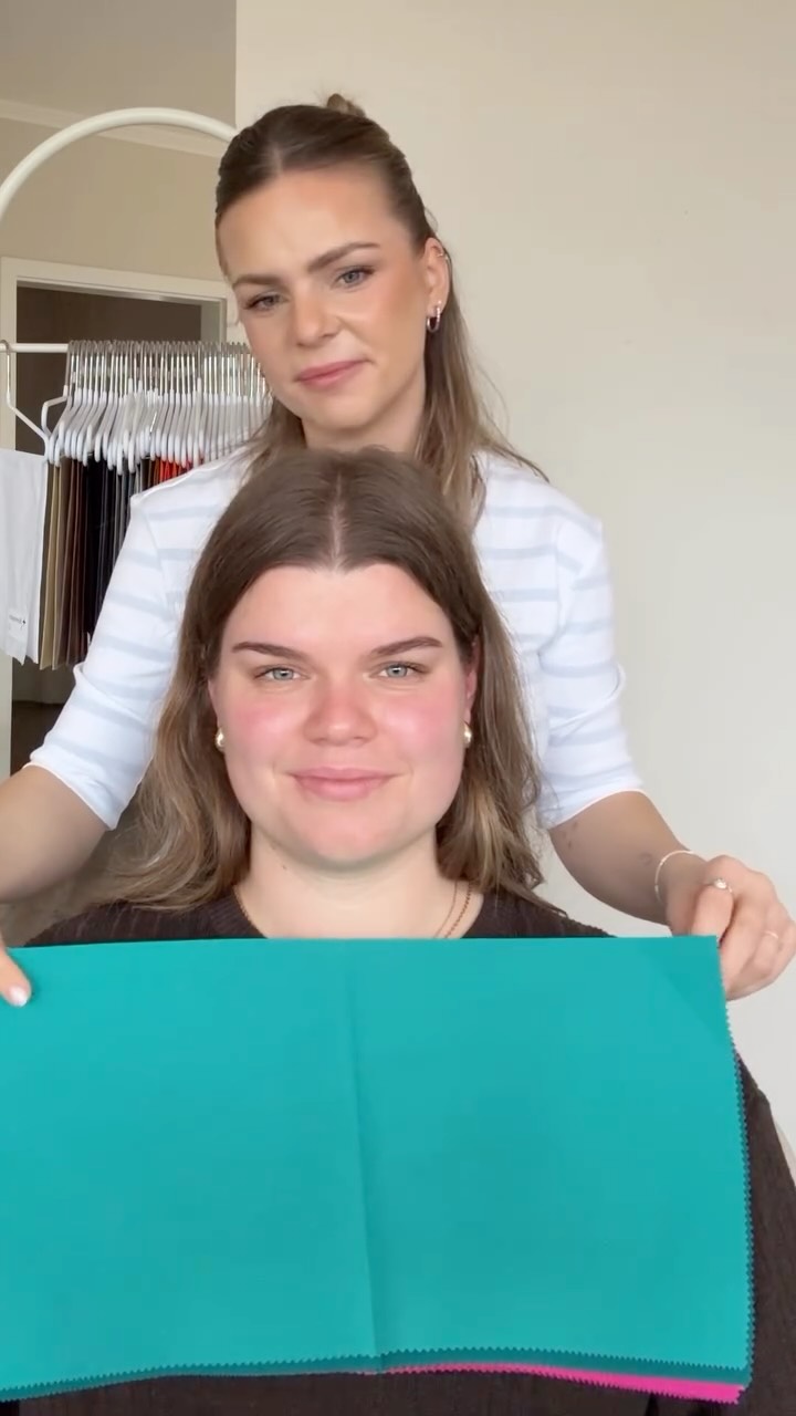 Dieses etwas wärmere Tannengrün lieben wir beide sehr –
ein ruhiger, edler Ton, der definitiv in ihrem Farbspektrum liegt 🤍
Im direkten Vergleich mit den kühleren, klareren Farben sieht man aber sofort den Unterschied:
• Die Haut wirkt beim Tannengrün minimal gelblicher
• Der Teint ist weniger ebenmäßig
• Die Augen strahlen nicht ganz so intensiv
Sobald wir zu ihren klaren, kühlen Wow-Farben wechseln, passiert es einfach
✨ die Haut wirkt frischer & reiner
✨ der Teint gleichmäßiger
✨ die Augen leuchten viel stärker
Genau deshalb ist nicht jede „schöne“ Farbe automatisch eine Wow-Farbe –
und warum der Farbpass so wertvoll ist 🤍
#farbberatung
farbtypberatung
farbanalyse
colourharmony