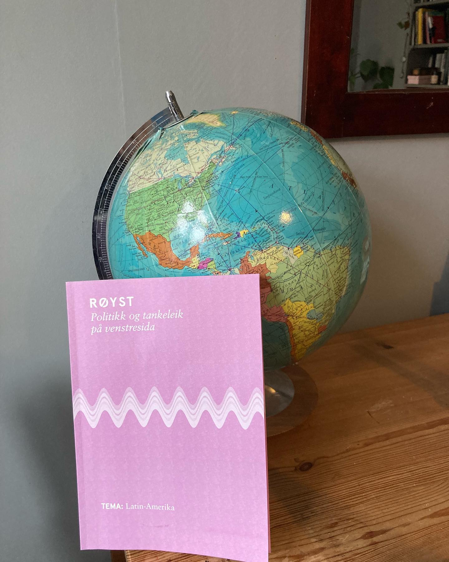 Endelig er Røyst #19-20 her. Nummeret tar for seg Latin-Amerika, og inneholder bidrag fra blant annet Kjartan Fløgstad, Pablo Tellez, Anne Margrethe Sønneland, Peder Ressem Østring og Einar Berntzen. Utgaven kan bestilles hos Tekstallmenningen (link i bio).