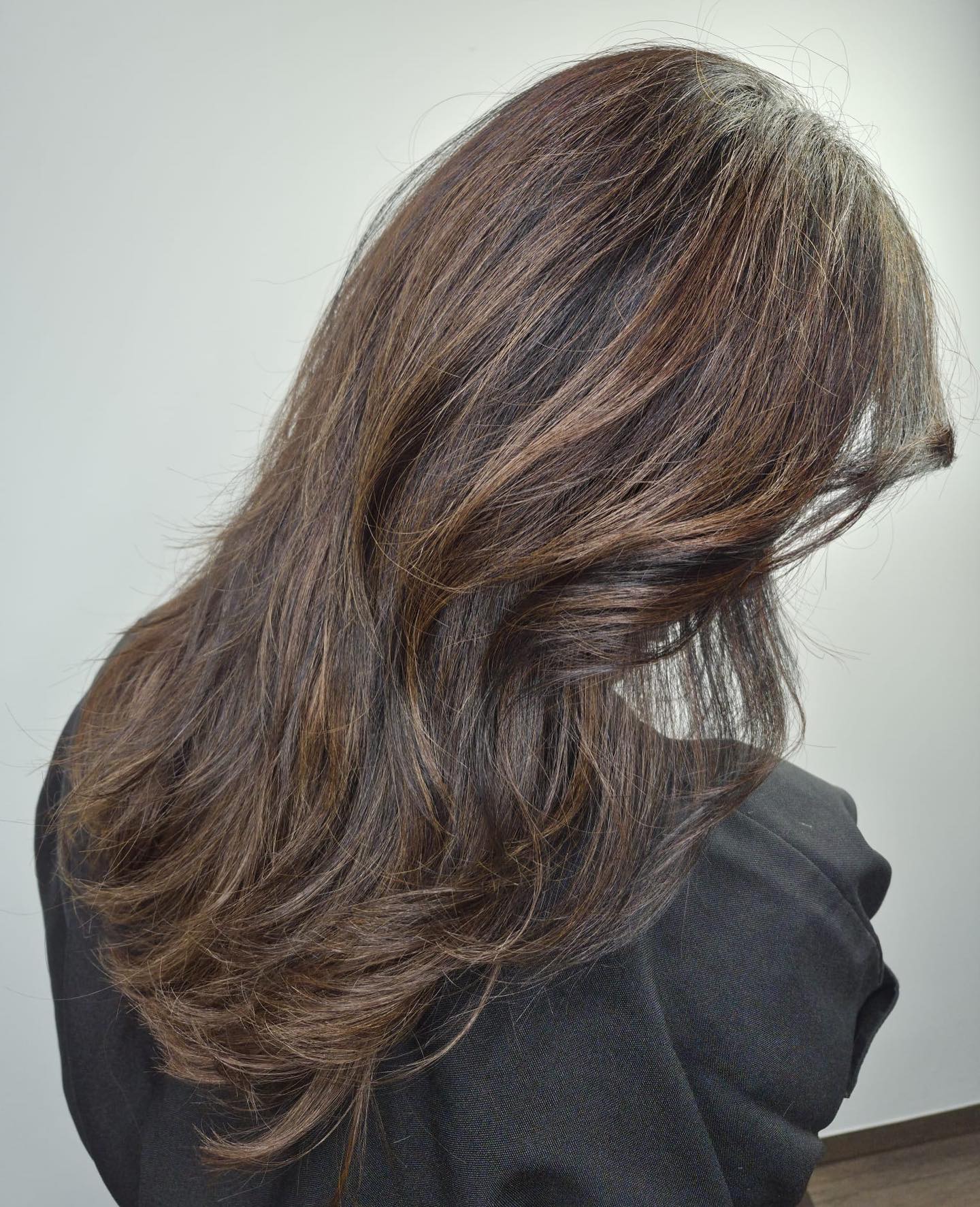 Just a few highlights, color & cut for a fresh look ✨
#brownhair #brownhighlights #blondehighlights #haircut #studiohairlich