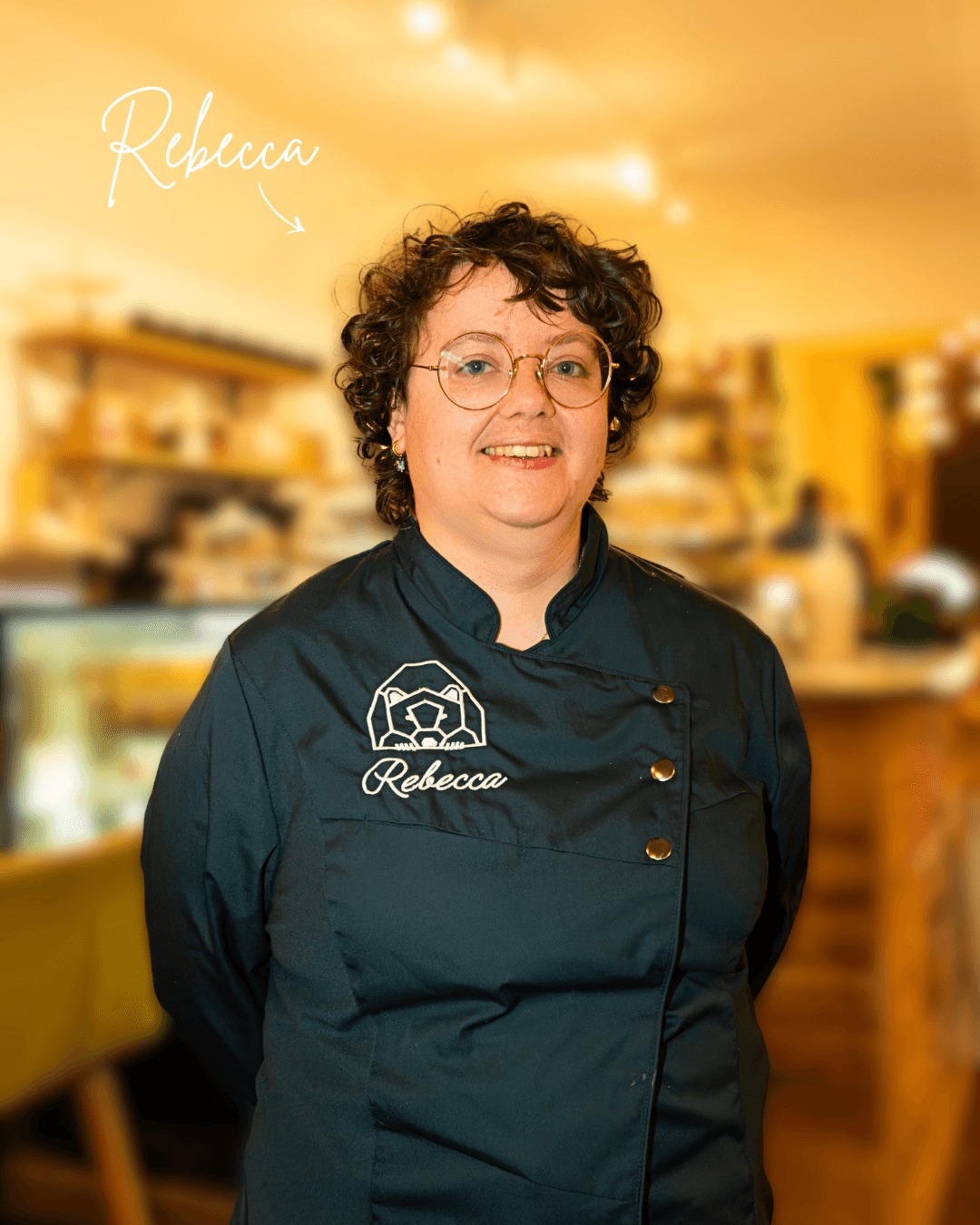 Il est l’heure d’une petite présentation !
Je m’appelle Rebecca, je suis la créatrice de La Pâtisserie de Rebecca et du salon de thé Les Herbes Folles.🌿
Mon idée ? Rendre la pâtisserie accessible à tous.
👉 Élimination du sucre raffiné
👉 Utilisation de farines complètes, avec ou sans gluten
👉 Aucun produit d’origine animale
L’objectif : permettre à toute personne ayant des intolérances alimentaires ou une alimentation différente de retrouver le plaisir de la gourmandise, sans compromis et sans se poser de questions 🧁
Alors, prêt à tenter l’aventure ?
🧁 La Pâtisserie de Rebecca
📍 Salon de thé « Les Herbes Folles », 46 rue de Chartres, 91410 Dourdan
🕰️ Mercredi au dimanche • 9h30 – 19h00