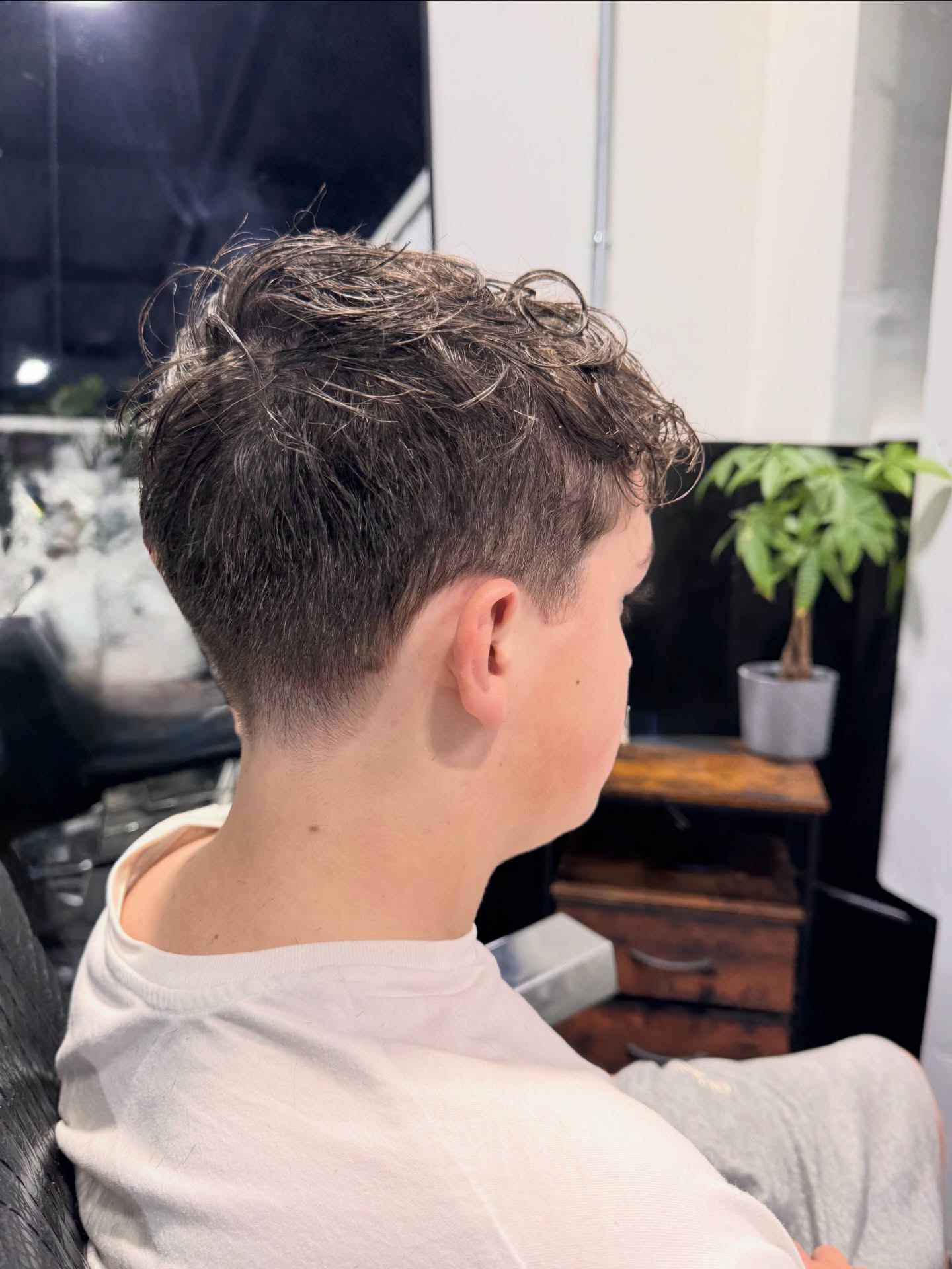 Natural taper with textured top to compliment the curl.
#natomasbarber #natomashaircuts #menshaircuts #natomasfades #godfreyhairco