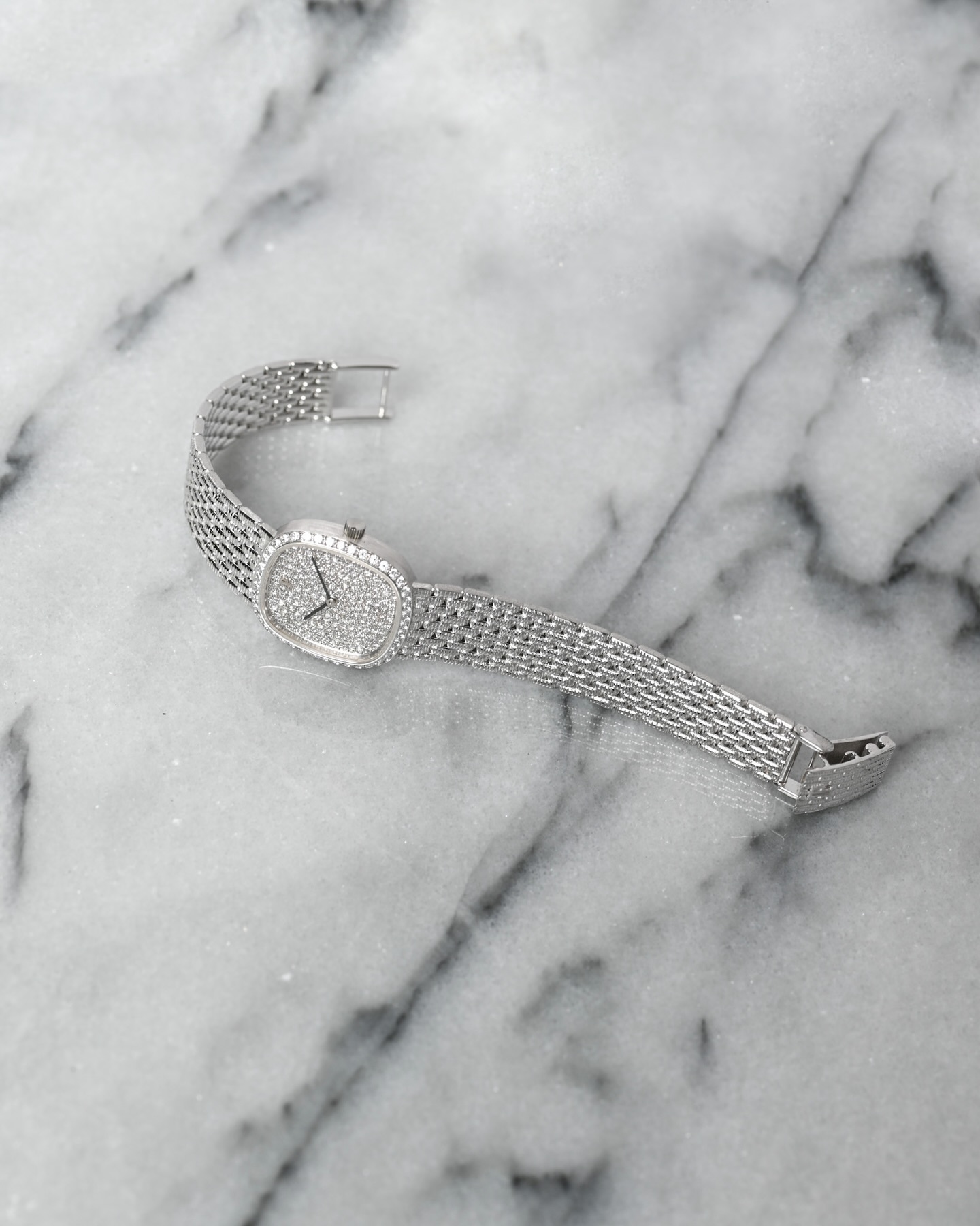 To encounter a truly new old stock vintage timepiece is the ultimate collector’s dream.
We are proud to unveil this extraordinary Audemars Piguet Ellipse, crafted in white gold, distinguished by a bezel set with 42 brilliant-cut diamonds and an exquisitely diamond-pavé dial of remarkable refinement.
Preserved in outstanding condition, this rare example is accompanied by its original certificate dated 1991.
An exceptional opportunity for the discerning collector.
Link in bio.
.
.
#audemarspiguet #ellipse #lady