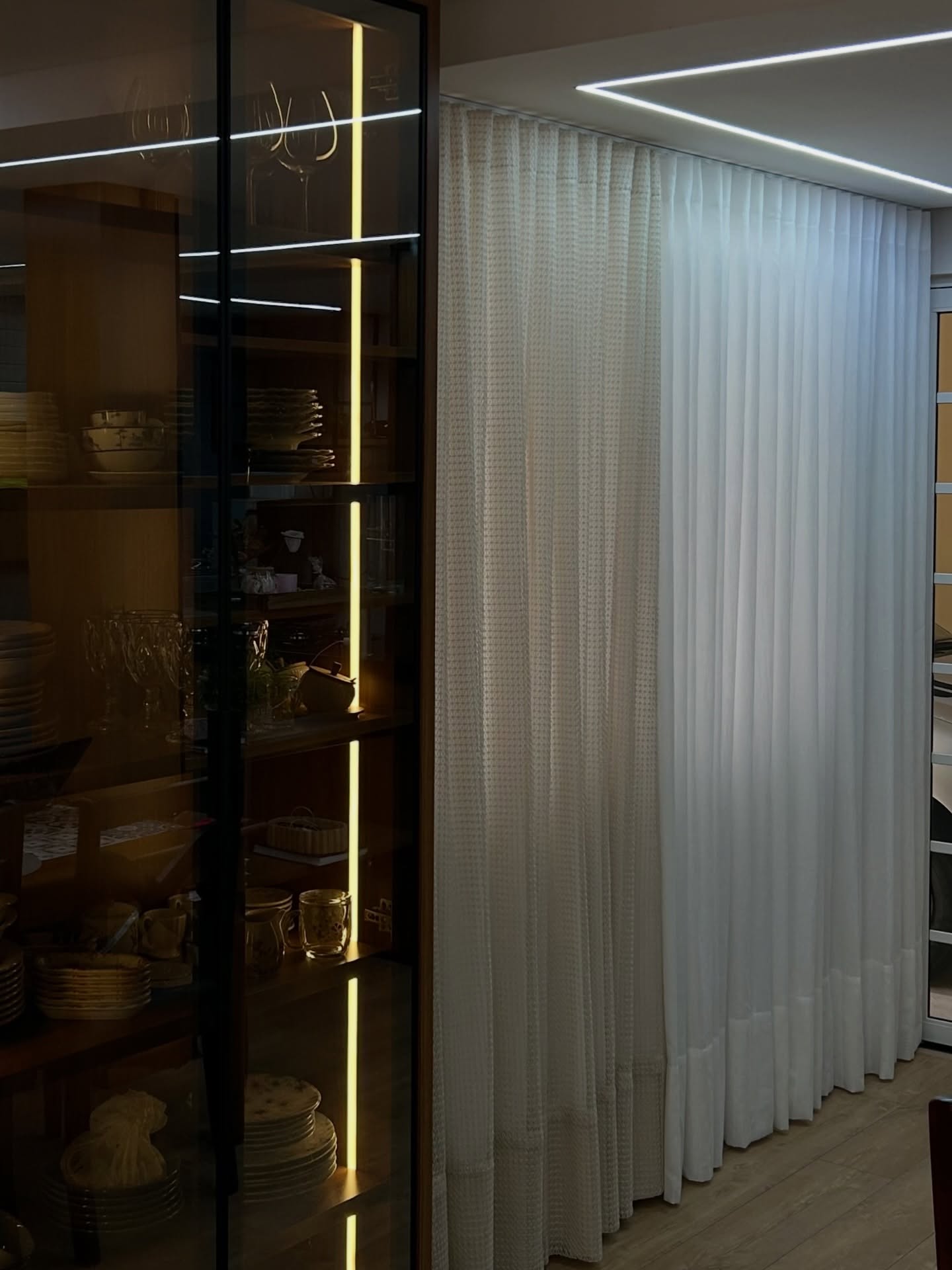 Cortina sob medida com chalé lateral.
Composição que agrega profundidade ao ambiente, controla a entrada de luz e valoriza a arquitetura do espaço. Linhas bem definidas, caimento preciso e acabamento de alto padrão.
Projeto personalizado para cada ambiente.
📲 Solicite seu orçamento pelo direct.