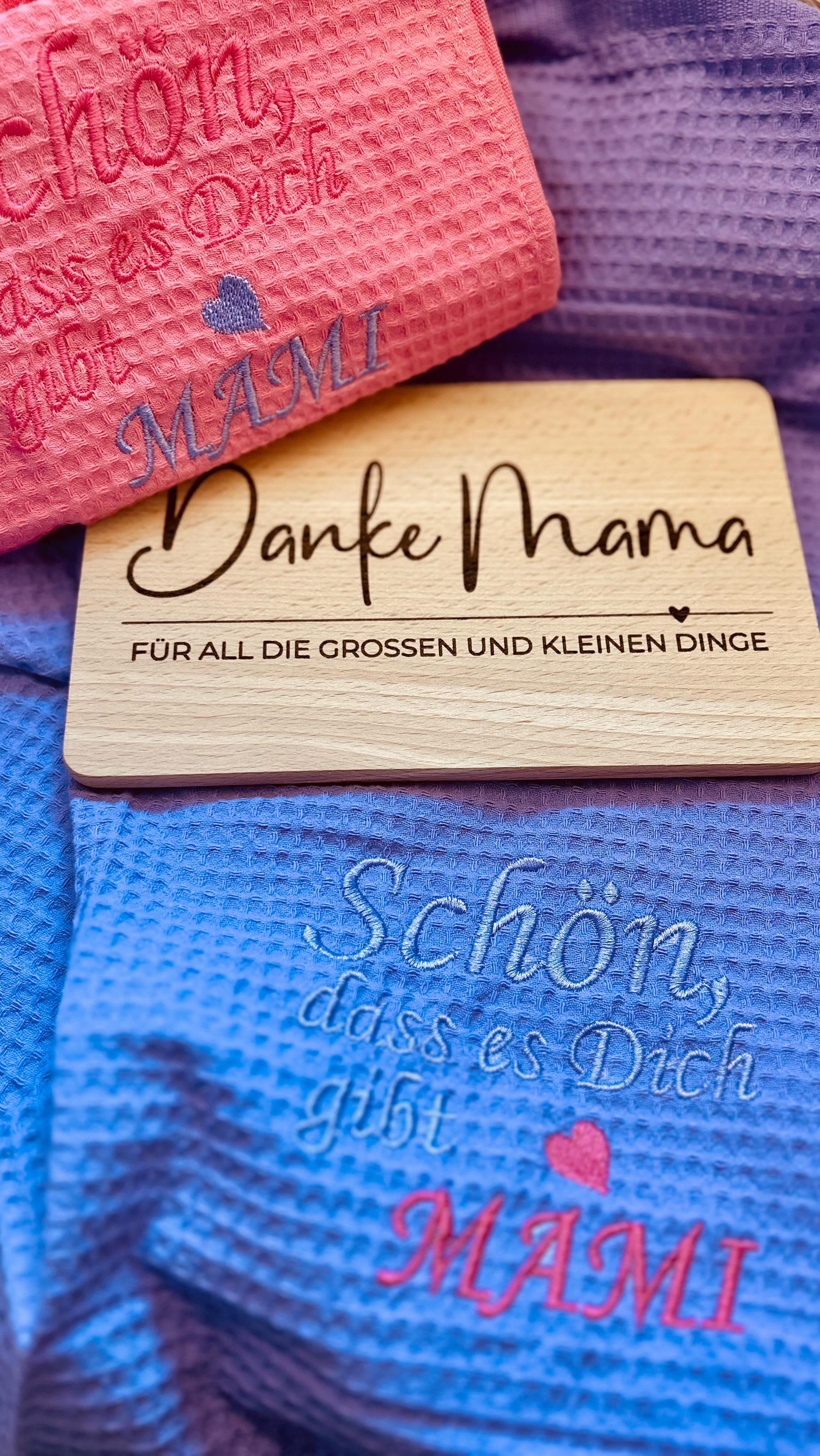 Neu bei HappyWindel: Nicht nur zauberhafte #Babygeschenke, sondern jetzt auch tolle Helfer für die Mamis! 💖
Ihr kennt uns als Experten für liebevoll bestickte Babygeschenke – aber jetzt haben wir etwas ganz Besonderes für euch: Ein wunderschönes, hochwertiges Geschirrtuch, das den Abwasch zum kleinen Vergnügen und etwas schöner macht! 🧼Denn auch die kleinen Momente im Alltag verdienen #Aufmerksamkeit und Wertschätzung.
Und weil der Start in den Tag wichtig ist, gibt’s dazu das perfekte Frühstücksbrett – praktisch, süß und genau richtig für die Power-Mamis. 🥐
HappyWindel denkt an euch – weil Mamas genauso liebevoll umsorgt werden sollten wie die Kleinen.
#alltagmitkindern #MamiLiebe #Frühstücksbrettchen