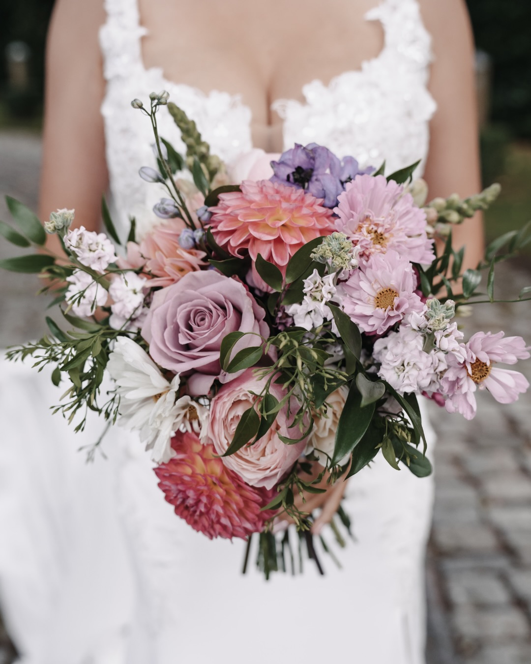 Brautstrauß von Angelina 🤍
Von dieser Hochzeit habt ihr fast noch nichts gesehen. Was daran liegt, dass ich die Bilder so sehr liebe, dass ich sie mir noch aufsparen wollte. Aber wozu? 🥹
Angelina ist nicht nur eine Kundin von mir, sondern auch eine Freundin. Deshalb gab es für ihren Brautstrauß auch ganz besondere David Austin Rosen. Diese Rosen haben eine besonders starke Blütenfüllung und erinnern schon fast an Pfingstrosen.
Ich erinnere mich so gern an diesen Septembertag zurück, an dem ich nicht nur Dienstleisterin, sondern auch Freundin und Gast sein durfte 🤍
Fotos: @lucky_eye_photography_by_kim
Styling: @dianastyling.de
Bride: @la_angel_ina
Hochzeitsdeko
Hochzeitsfloristik
Dekoverleih