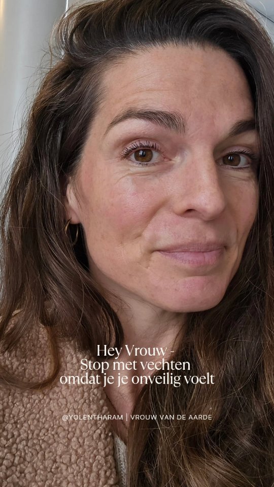 》》: Vechten maakt je verhard en bitter dit is niet wie je echt bent ❤️
Lieve vrouw,
Stop met vechten. Stop met vechten omdat dit jou niet helpt.
Je vecht (terug) omdat je je diep van binnen onveilig voelt. In woorden of in gedrag.
Het is mogelijk het enige wat je kent. Een manier om jezelf te beschermen.
Stop met vechten, als je het gevoel hebt dat de ander jou niet begrijpt.
Wanneer je bang bent om afgewezen te worden.
Omdat een deel van jou, misschien je innerlijk kind, of een herinnering uit jouw voorouderlijn of van vorige levens - de pijn nog voelt.
Als de ander jou in iets aanraakt, dan is dit een cadeau en een uitnodiging om naar binnen te keren. In de spiegel te kijken en voelen wat liefde mag ontvangen.
Jouw respons is: in de aanval gaan, jezelf willen verdedigen. Je neemt op zo'n moment afstand van je hart en de ruimte om te verzachten in de ervaring die je hebt. Of je vecht omdat je jezelf niet kwijt wilt raken terwijl je eigenlijk niet weet wie je in de kern bent.
Je neemt letterlijk afstand van de vrouwelijke energie.
Angst voor afwijzing of het gevoel niet goed genoeg te zijn is onderdeel van de vrouwenwond. Comment 'E-book' en leer er meer over.
Een Vrouw van de Aarde vecht niet vanuit pijn, weerstand, frustratie of verdriet. Ze is in staat compassie te voelen voor haar binnenwereld en in staat om zuiver te voelen wanneer ze haar ware gevoelens boycot. Ze is in staat scherp te zijn op wat er eigenlijk echt gebeurt.
Stop met vechten. Begin met helen.
Want als je de pijn van het verleden verzacht, ontstaat er ruimte voor liefde.
Luister naar je 🤍 en voel of het resoneert. Ben je er klaar mee om te vechten tegen het gevoel van onrecht of niet begrepen te worden?
Blijf niet hangen in de verhalen van het verleden.
Drop een 🤍 en voel dat je niet alleen bent. En weet, dat ik er graag voor je ben als je wilt beginnen met helen. Stuur me gerust een p.b.
Het is tijd om te vechten voor wie je wenst te zijn, een vrouw in haar kracht. Een vrouw van de Aarde.
😘