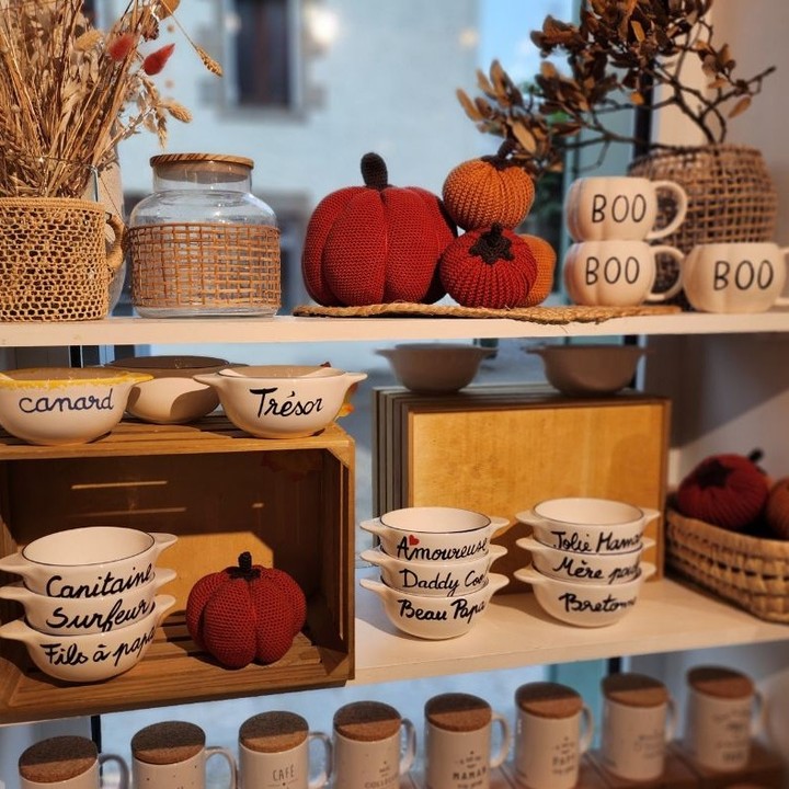 Venez découvrir la jolie boutique Casa Cosy 2 rue du Croisic, 44510 Le Pouliguen. La vitrine s'est parée de belles couleurs d'automne grâce aux citrouilles Nowlia Spirit. Merci beaucoup Alice...
