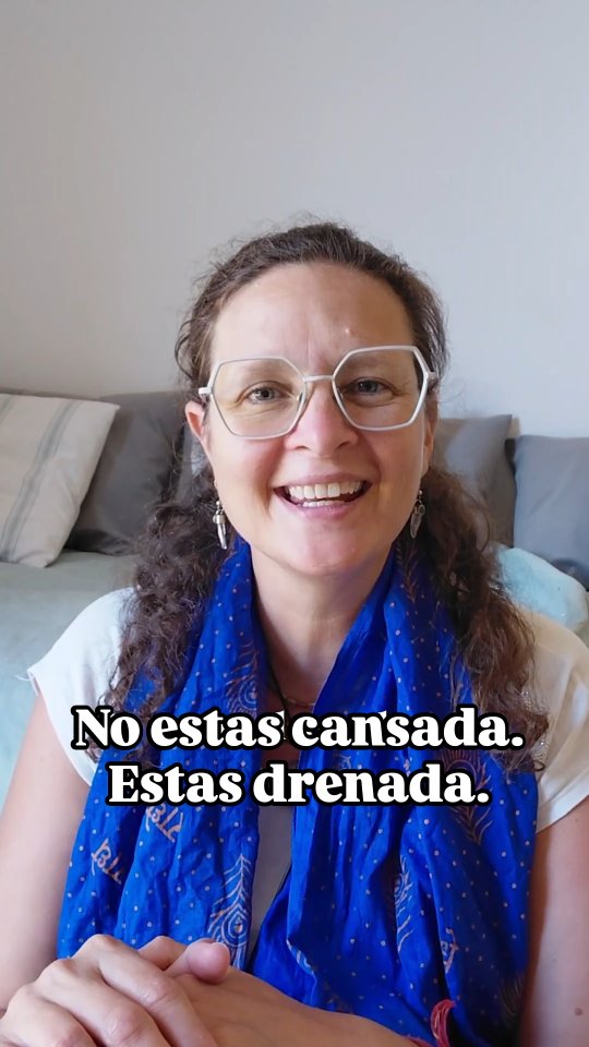 La mayoría cree que está cansada… y en realidad está energéticamente drenada ⚡
Muchos viven con ansiedad, agotamiento y sin ganas 😔 pensando que es estrés o edad. Pero después de más de 10 años acompañando procesos, veo lo mismo: no es falta de energía, es energía desordenada o cargada de cosas que no son tuyas.
Cuando limpiamos y ordenamos el campo energético ✨ cambia el ánimo, el cuerpo y hasta las decisiones.
¿Vos qué opinás? Te leo 👇
Si sentís que necesitás sesiones, limpiezas energéticas o un proceso terapéutico integral, mandame un mensaje ✨
Abrazo 🌈
Emi ✨️