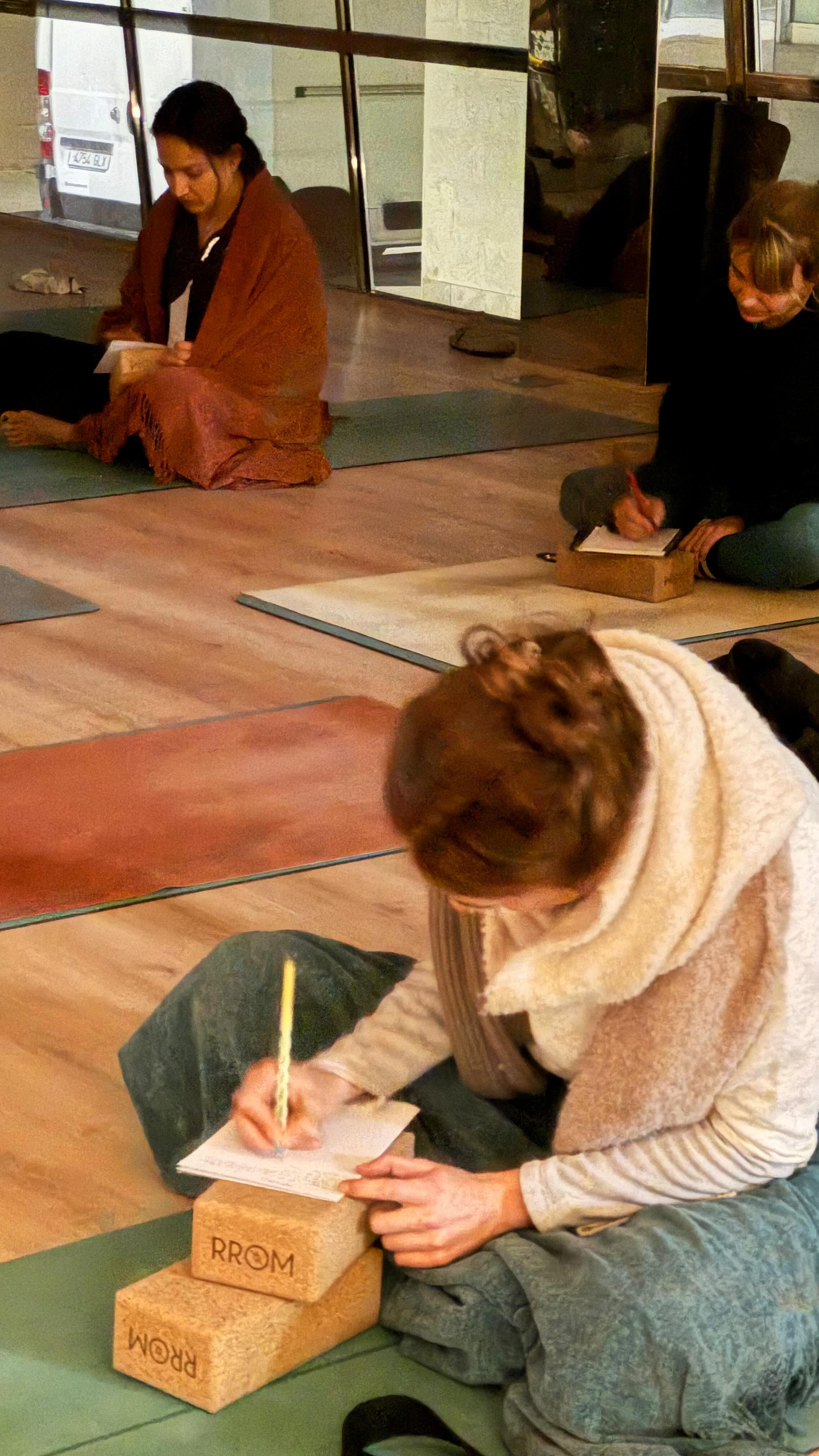 Hemos estrenado la clase STRETCH & JOURNALING con la profesora Sol ✨
Nos estiramos para soltar.
Nos movemos para sentir.
Respiramos para volver a casa.
A través del movimiento somático liberamos tensiones guardadas en el cuerpo.
A través de la pausa, escuchamos lo que de verdad habita dentro.
Y cuando el cuerpo se abre… las palabras fluyen.
Después de la práctica, el diario se convierte en espejo.
Lo que antes estaba confuso, ahora tiene claridad.
Lo que estaba bloqueado, encuentra voz.
Lo que dolía, encuentra espacio.
Movimiento.
Respiración.
Autoconocimiento.
Comunidad.
Gracias @solesmovimiento por crear este espacio seguro y auténtico 🤍
#DeepStretch #BossaYoga #Journaling #YogaSantJust #EscrituraConsciente