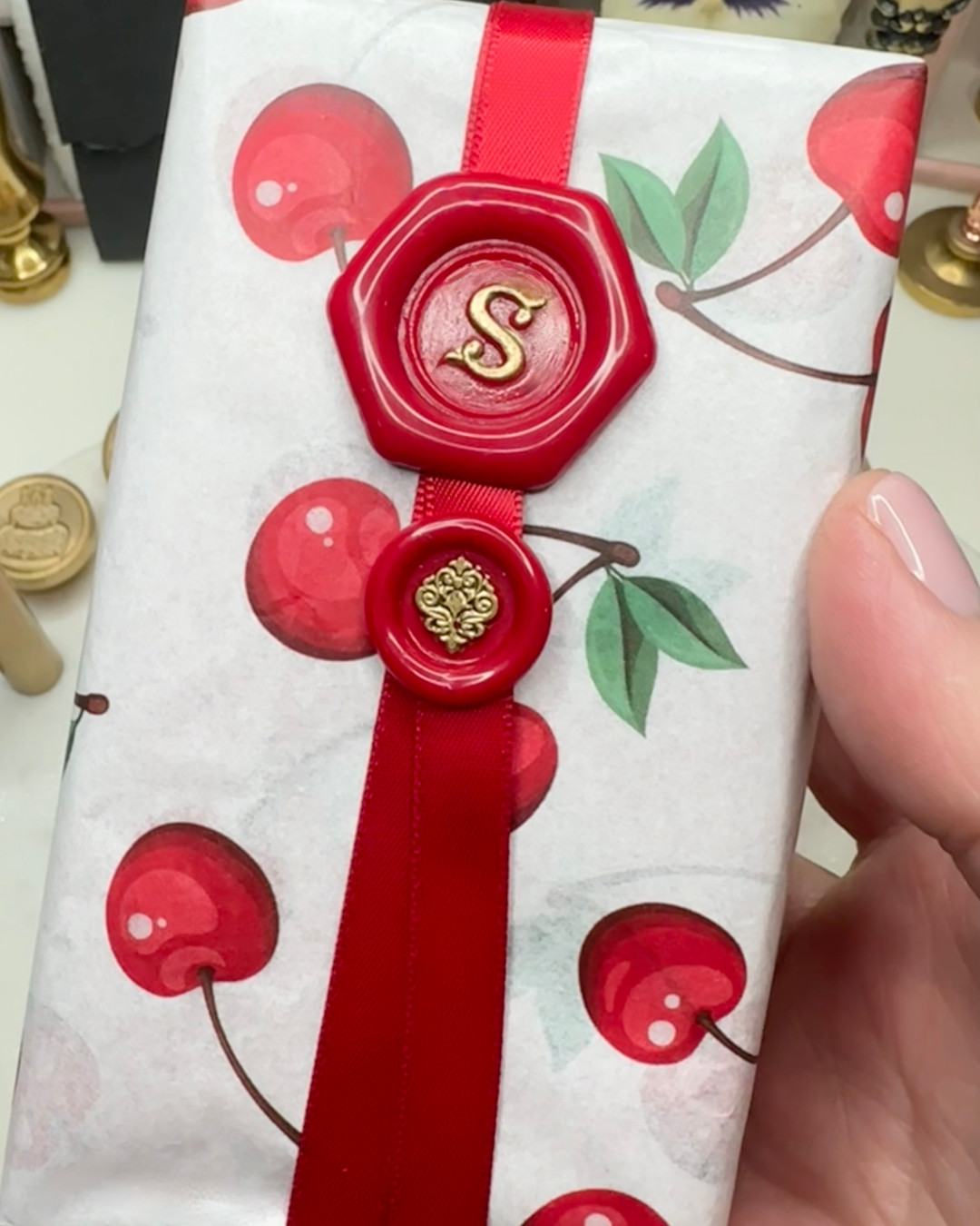 🎁 Turn an ordinary gift into a cherished keepsake with our exquisite wax seals! Personalize your birthday surprises with a monogram that speaks from the heart. 💖 How do you wrap your special gifts? Let us know in the comments! #PersonalTouch #AntiqueCharm #ThoughtfulGifting