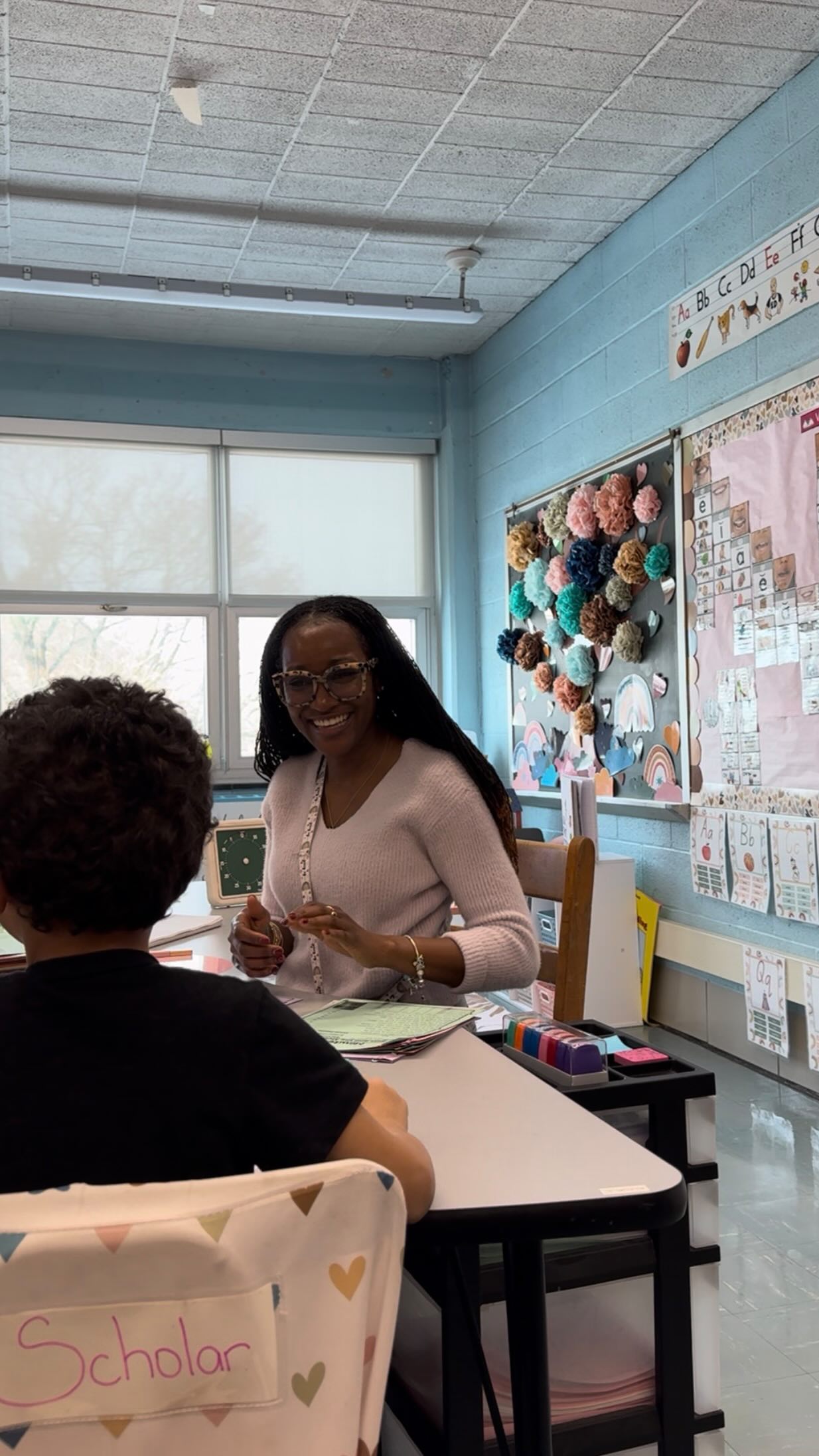 Decodable passages are texts where most words follow the phonics skills a child has already been taught.
They allow students to practice reading using knowledge, not guessing.
#fyp #teacher #literacy #blackteacher #reading