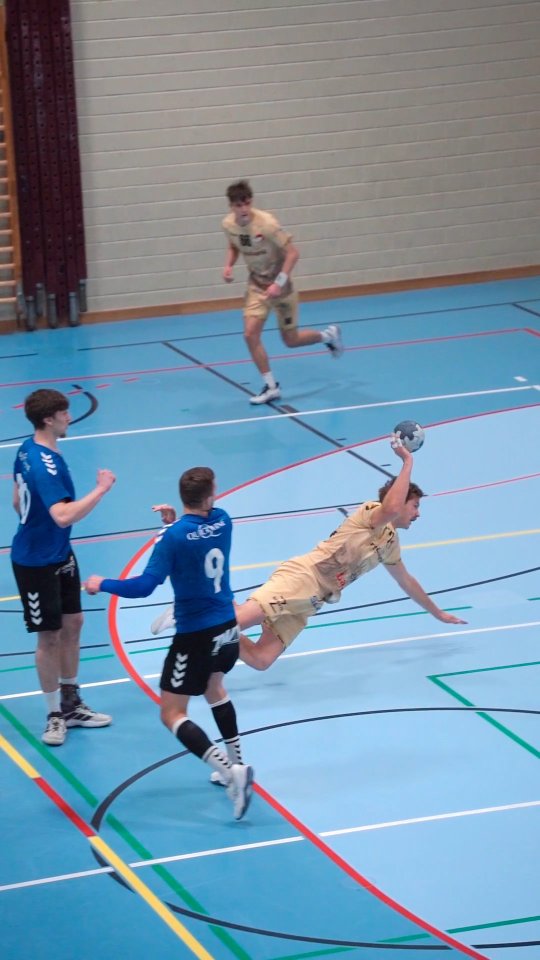 @beerenzen 🤝🏼 @timmy_der_trumpeter
1.Liga vs @psglyss1
#tvsolothurn #handballschweiz #handball #kreisanspiel #balonmano