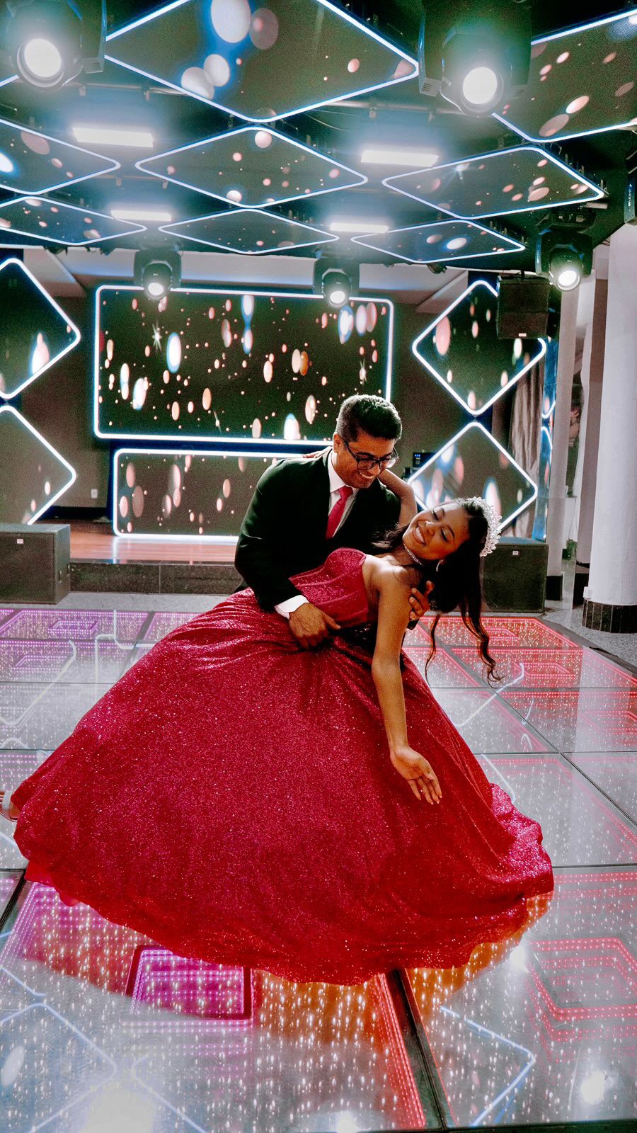 #TBT 15 Anos Aghata ✨
Hoje o #TBT nos leva de volta a uma noite onde cada detalhe foi pensado para emocionar, surpreender e transformar o espaço em algo extraordinário.
O Clube Ponta By Night se tornou palco de um projeto autoral, desenvolvido integralmente pela equipe Ariel Som e Luzes — com identidade própria, conceito definido e execução impecável.
A pista ganhou vida com painéis de LED em formato losango, criando um desenho ousado e sofisticado, que fugiu completamente do tradicional. Um layout que trouxe personalidade e movimento ao ambiente. Não ficou parada nenhum minuto por conta do DJ @arieljunior_
A iluminação foi além de iluminar: construiu atmosfera. Intensidade na medida certa, cenas envolventes e uma harmonia visual que conduziu cada momento da festa.
Mesa de doces, entrada e salão conversavam entre si. Tudo interligado por uma linguagem estética única, onde estrutura espelhada, pontuações estratégicas e integração cenográfica criaram profundidade e elegância.
Cada setor do evento foi valorizado.
Cada detalhe teve propósito.
Cada escolha teve intenção.
Relembrar esse projeto é reforçar o que nos move: criar experiências que permanecem na memória.
⭐️ Ariel Som e Luzes — Transformando eventos em histórias.
#RealizandoSonhos
Obrigado, @gilmaradebarros, por confiar em nosso trabalho!
🎥: @guiaguilar.png
• Decoração: @officinadasflores
• DJ: @arieljunior_
• Fotos: @juhfotografia
• Vídeo: @guiaguilar.png
• Buffet: @quiroga_eventos
• Pista: @allumeparis
• Geradores: @rsenergiabr