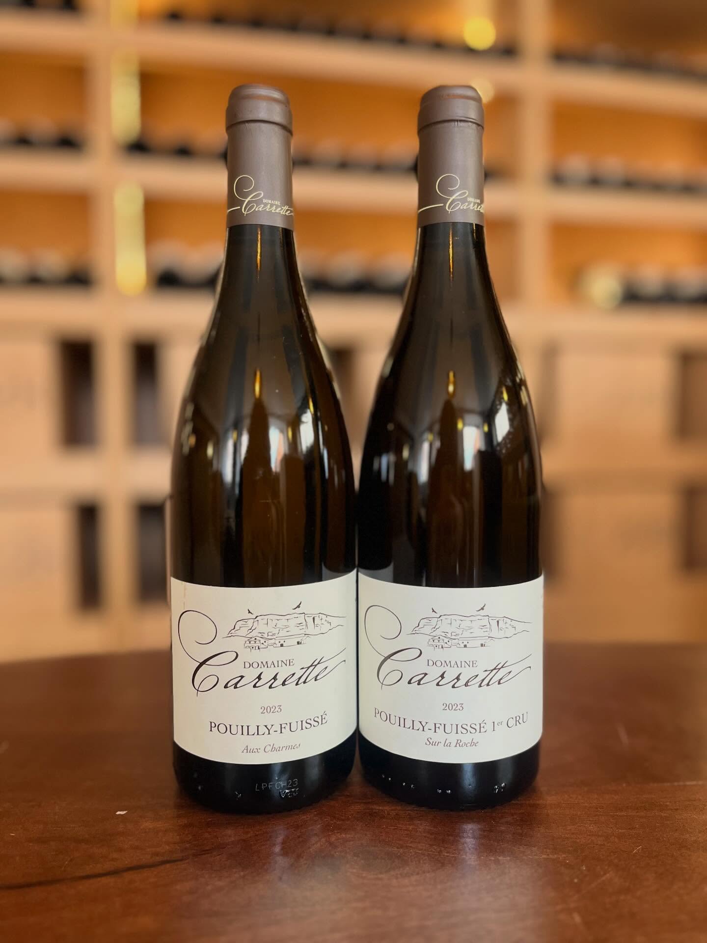 Le @domainecarrette au 228, deux expressions de Pouilly-Fuissé à découvrir ✨
🍇 “Aux Charmes”est un vin flatteur qui séduit par sa rondeur, sa gourmandise et sa fraîcheur qui équilibre le tout.
🌟 “Sur la Roche” une expression plus tendue et minérale, avec de la profondeur et beaucoup d’élégance, signature du Domaine.
🍷 À emporter ou à déguster sur place.