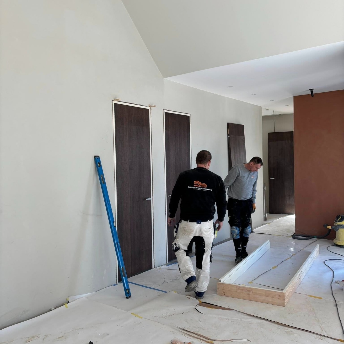 Ett premiumprojekt utfört av Öresunds Byggentreprenad, där vi monterar dörrar från Njord samt kök och hallmöbler från HTH. Precision, erfarenhet och hög yrkeskunskap krävs för ett detaljstyrt och fackmannamässigt utfört arbete med fokus på kvalitet i varje moment.
www.oresundsbyggentreprenad.se
#bygg #renovering #massivek #ekdörrar #ekkök #valnötek #njorddesign #hth #tillbyggnad