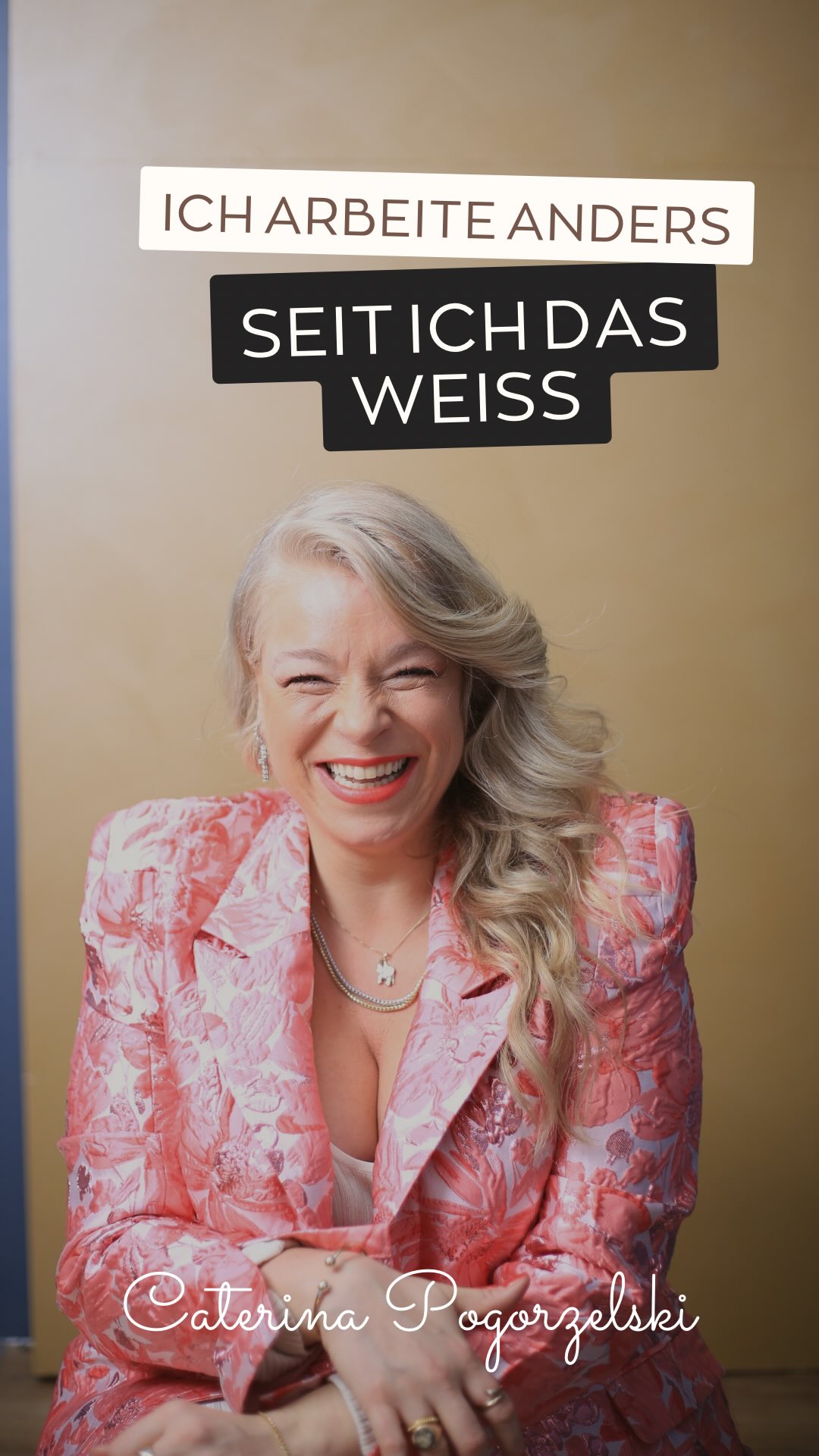 puls für dich.
Vielleicht magst du dich heute einmal fragen:
Was ist meine Mini-Insel in dieser Woche?
Gibt es Aufgaben in deinem Leben, die einen anderen Ort brauchen? Einen Platz, an dem du freier denken kannst? Klarer fühlst? Konzentrierter arbeitest?
Und was hilft dir, dein Nervensystem zu regulieren?
Ich habe in all den Jahren gelernt, dass ich besser arbeite, wenn mein Nervensystem ruhig ist. Wenn ich vorher spazieren gehe. Mich bewege. In die Sauna gehe.
An schönen Orten sitze. Lache. Gut esse. Tief durchatme.
Seit ich das ernst nehme, gehen auch die wichtigen Dinge leichter. Entscheidungen werden klarer. Gespräche ruhiger. To-dos machbarer.
Vielleicht ist deine Mini-Insel ein Café. Ein Park. Dein Balkon. Ein Telefonat mit einem Herzensmenschen. Vielleicht sind es zehn Minuten Sonne im Gesicht.
Ich bin gespannt, was es für dich sein könnte.
Deine
Caterina 🤍