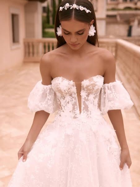 A Princess Bridal dress crafted from lace and tulle.
Can be worn with or without the sleeves.
@biancoevento - Style ‘Cybele’
#bridal #weddingdress #lace #dresswithsleeves #yateley