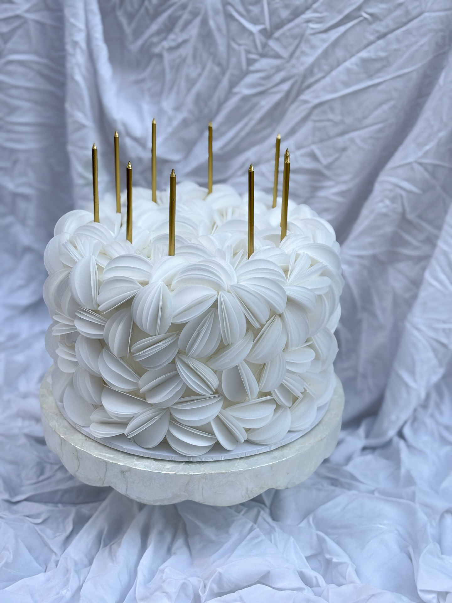 Wafer Paper Beauty 😮💨
The photo doesn’t do it justice on how stunning and big this cake was!!
#waferpapercake #whitecake #goldcoastcake #kaikaicakery