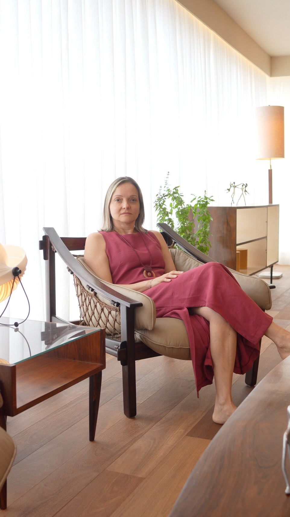 O mobiliário moderno brasileiro não surge como tendência decorativa. Surge como desdobramento de uma transformação cultural mais ampla.
Até meados do século XX, grande parte do mobiliário produzido no Brasil seguia referências europeias e valorizava a ornamentação como sinal de distinção social. A casa funcionava como espaço de representação, e o móvel como elemento de status.
A partir dos anos 1930 e, sobretudo, nas décadas de 1950 e 1960, esse cenário começa a mudar. A consolidação da arquitetura moderna no país, o avanço da industrialização e a expansão urbana criam novas demandas para o morar. Os interiores passam a acompanhar a linguagem arquitetônica: linhas mais claras, estrutura aparente, racionalidade construtiva e atenção à funcionalidade.
O mobiliário moderno brasileiro nasce nesse contexto. Não como ruptura isolada, mas como parte do mesmo movimento que redefiniu a arquitetura, o pensamento projetual e a relação entre forma e técnica. A madeira nativa ganha protagonismo, a estrutura deixa de ser escondida, o ornamento aplicado perde centralidade. A forma passa a resultar do material, do processo produtivo e da ergonomia.
Mais do que estilo, trata-se de posicionamento cultural.
Talvez seja por isso que essas peças permanecem atuais. Elas não são apenas memória de um período, mas expressão coerente de uma ideia de projeto alinhada ao seu tempo.
Na Lora Ronco, olhar para o mobiliário moderno brasileiro é compreender esse processo — histórico, técnico e cultural — que ainda informa o modo como habitamos hoje.
#loraroncogaleria #designbrasileiro #braziliandesign #mobiliáriomoderno #mobiliariomodernobrasileiro