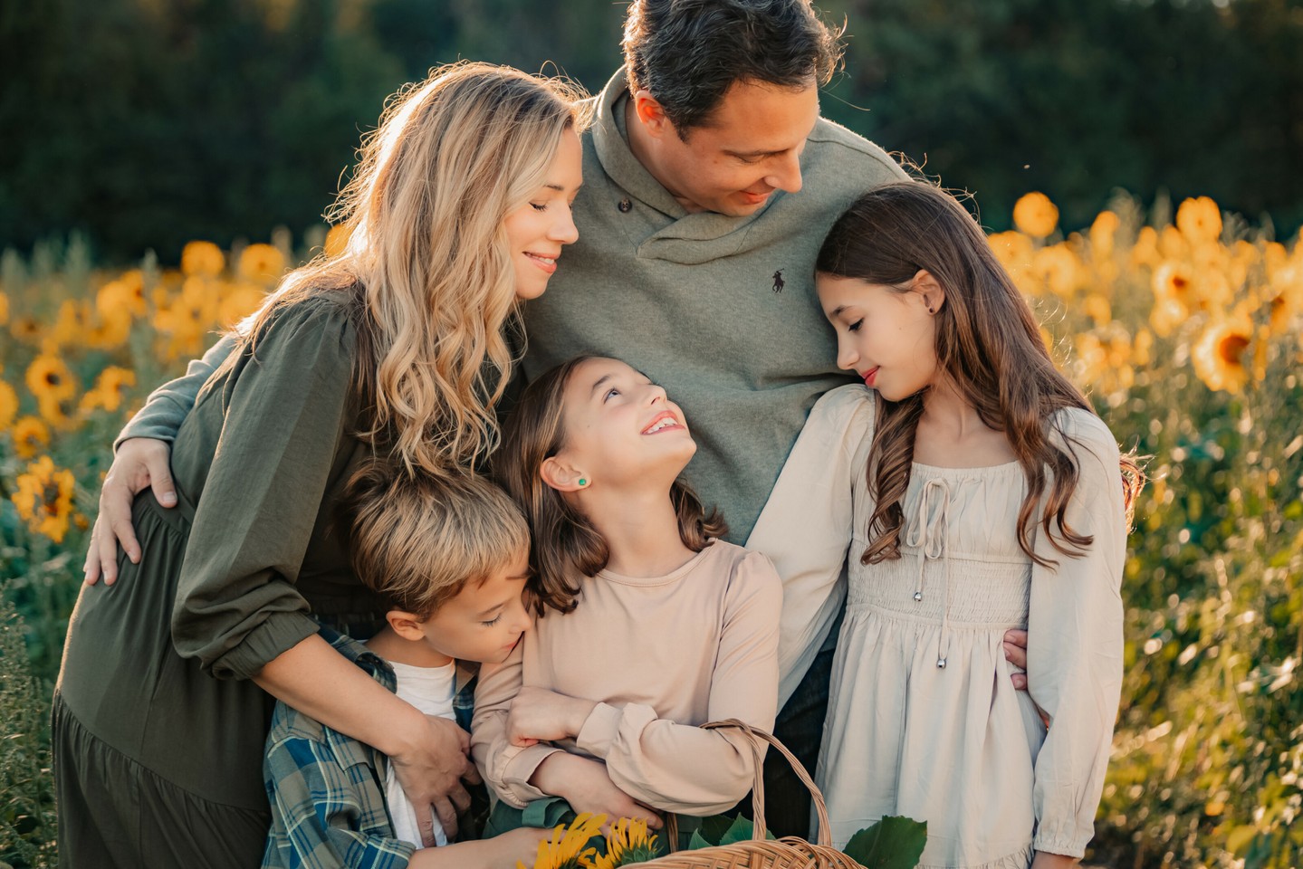 You never have to know what to do in front of my camera.
I’ll guide you the whole time — from outfits to posing to what to do with your hands 😉