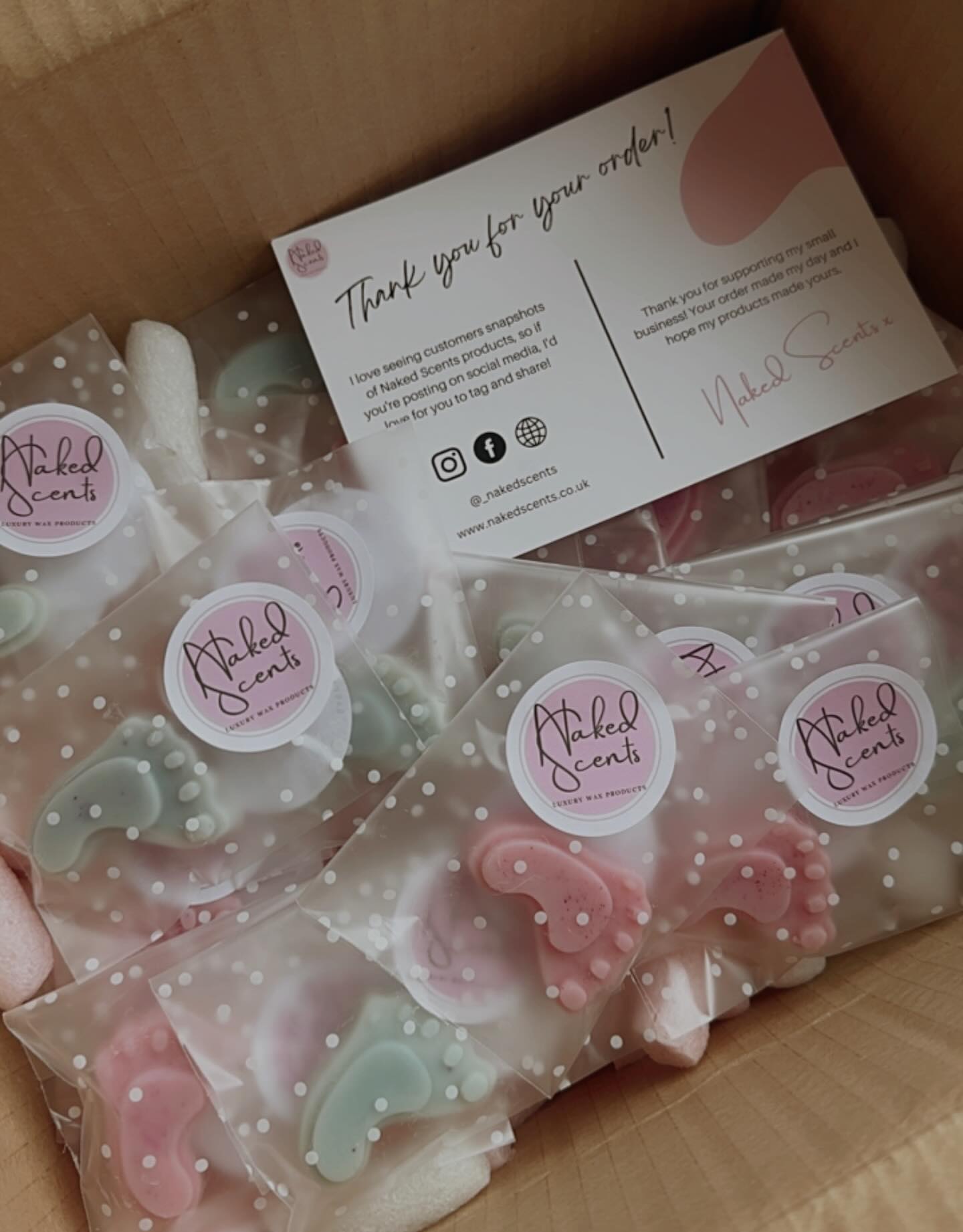 Another gorgeous customer order. A box full of a mixture of pink and blue baby feet wax melts in โbaby powderโ scent ๐ถ๐ผ These adorable, individually packaged wax melts make the perfect wax melt favours ๐๐ฉต