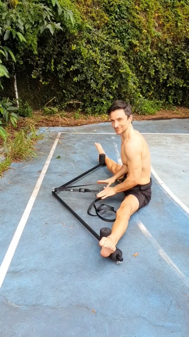 Training split with FitStretcher:
www.fitprogress.com/shop/fitstretcher
FitStretcher is a convenient and easy-to-use tool designed for improving flexibility, specifically for side splits. The strap features numbered markers for progress tracking and a quick buckle to adjust intensity, making it suitable for anyone at any level. It includes a soft, washable neoprene cushion for lower back support and comfortable pads for ankles. The minimalist design is foldable and easy to store.
FitProgress Studio Coaching @HandstandTrack Balance Support System.
