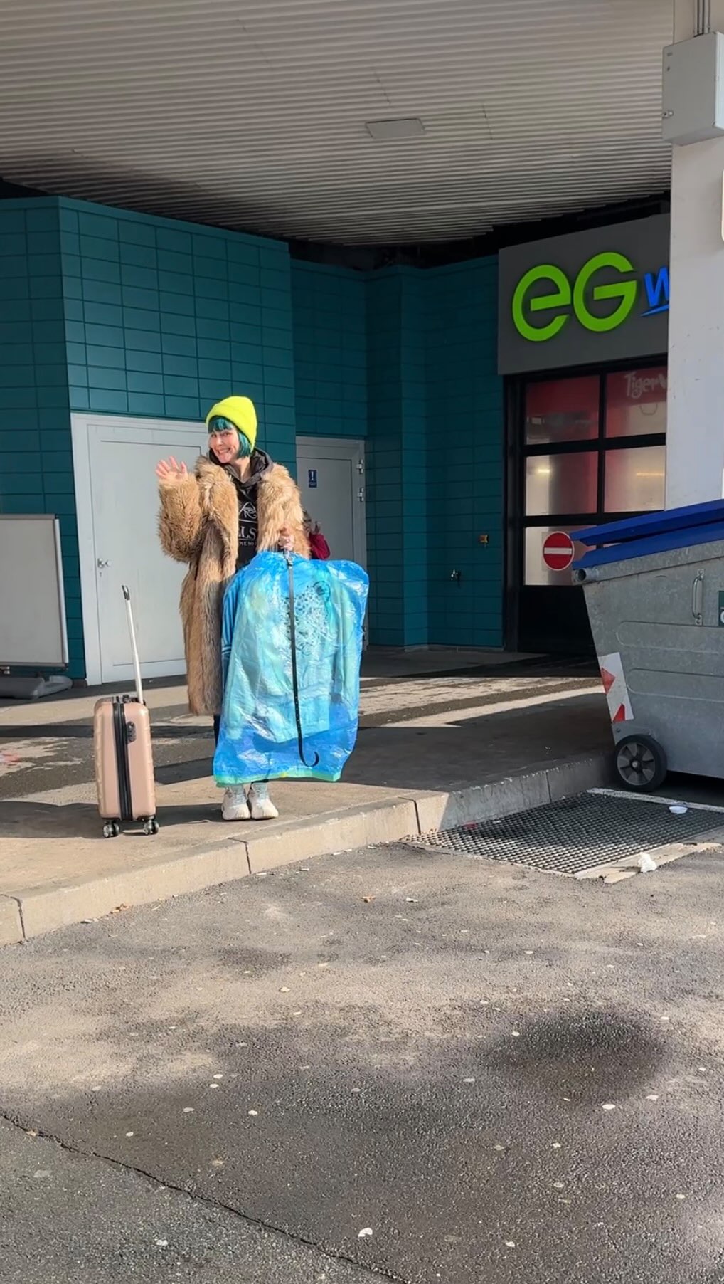 Tourleben ✨ Zwischen Diesel und Dior 🤣
Heute Abend geht’s in Frankfurt los… Ich freue mich sooo auf euch! Bis dahin warte ich an der Tanke auf meine nächste Mitfahrgelegenheit 😘