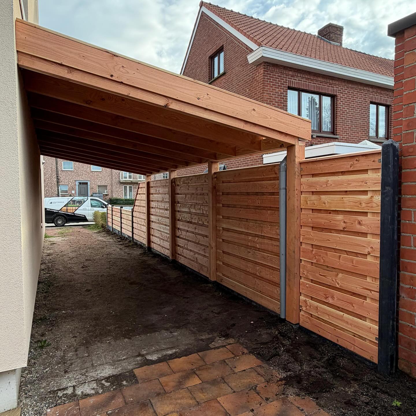 De afgelopen tijd hebben we weer mooie projecten mogen realiseren 💪
Wat ons opvalt: composiet schuttingen zijn duidelijk in opkomst. En terecht — de kwaliteit van composiet is de laatste jaren sterk verbeterd.
Duurzaam, strak en onderhoudsarm.