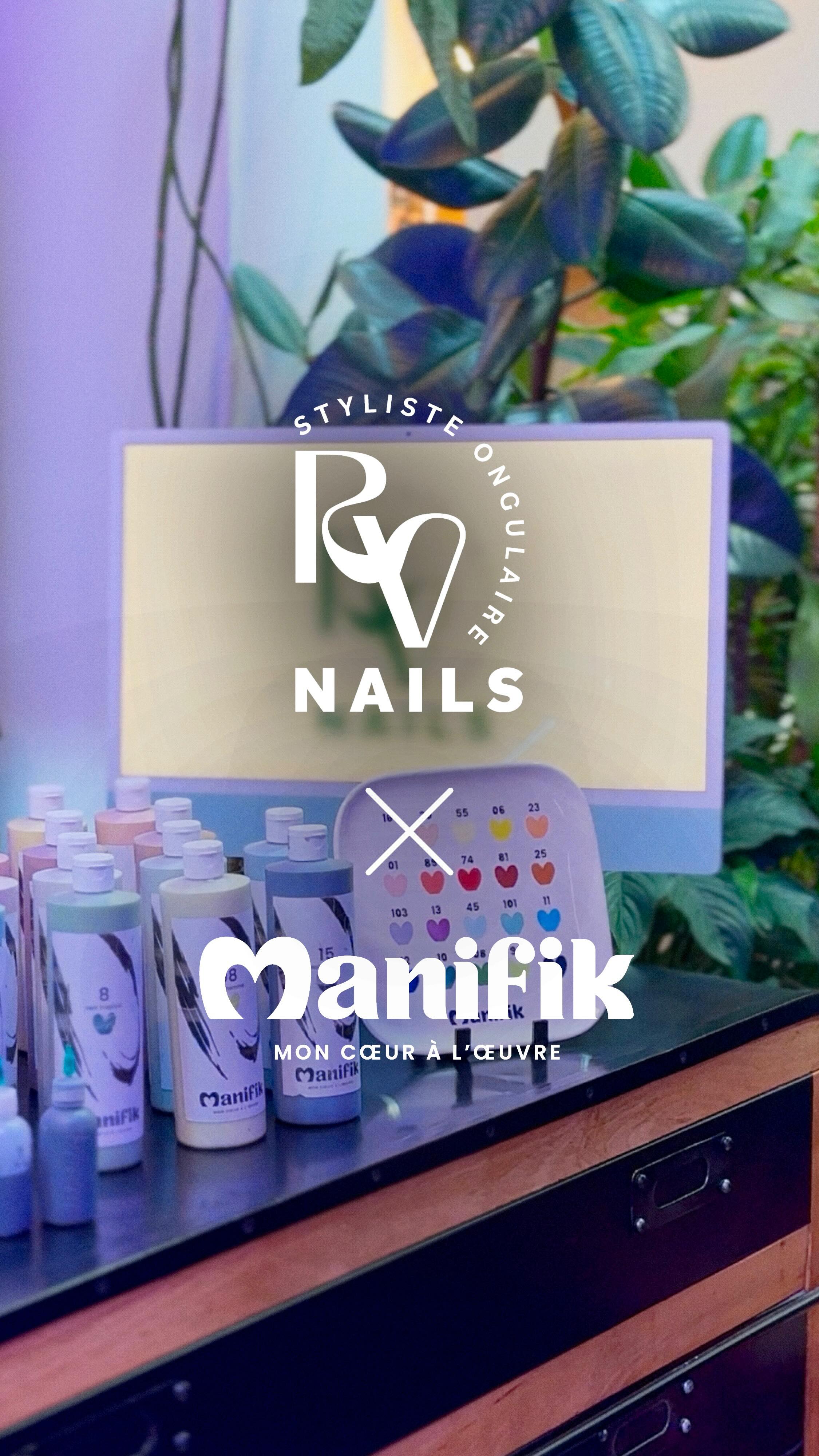 ♥️ Manifik s’invite chez vous…
Hier soir, nous avons eu la chance d’animer la soirée des 6 ans de RV Nails, dans leur magnifique salon à Broglie 🎉
Après avoir chouchouté les mains de leurs clientes et clients, place à la créativité : des mains fraîchement sublimées qui se sont mises à peindre sur de la céramique 🎨💅
Deux activités de détente réunies pour un moment de bien-être garanti.
Un événement hors les murs placé sous le signe du partage, de la créativité et de la convivialité ♥️
Manifik se déplace au plus proche de vous pour vos événements professionnels ou personnels : anniversaire, mariage, team building, séminaire d’entreprise, soirée privée…
Nous créons des expériences artistiques clé en main pour offrir à vos invités un moment original et mémorable.
Un immense merci à Rémy et Emma pour leur confiance ✨
Vous avez vous aussi un événement à organiser ? Rendez-vous sur manifik.fr pour imaginer ensemble votre prochain moment créatif. ♥️
événement créatif Strasbourg - animation événement Strasbourg - atelier créatif hors les murs - peinture sur céramique événement - team building créatif Strasbourg - animation séminaire entreprise - activité anniversaire original - animation mariage créative - soirée privée Strasbourg -atelier artistique Strasbourg - céramique café Strasbourg - animation événement - bien-être créatif - événement professionnel Strasbourg