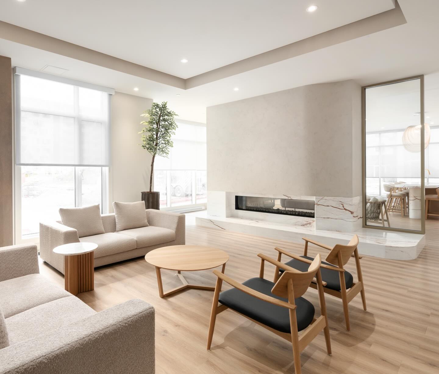 Quand les fenêtres deviennent un vrai élément déco ✨
Stores minimalistes, faits sur mesure pour laisser respirer l’espace.
Écrivez-nous!
#MTLBlinds #MaisonMontreal #interiordesigners #windowtreatments_of_insta