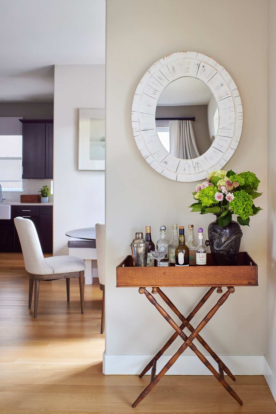 🍸✨ Small Space, Big Style! ✨🍸
Right outside the breakfast nook, we’ve added a touch of elegance with this perfectly curated bar cart! 🥂 Compact but packed with personality, it's the ideal spot for morning mimosas or evening cocktails. The textured mirror above not only enhances the space but adds depth and light, making this cozy corner feel more expansive and sophisticated.
At Everyday Lovely, we believe that even the smallest spaces deserve thoughtful design. It’s all in the details! 🌿🍹
Interior Design: @everydaylovelydesign
Project: Cherry Street
Photographer: @susiephoto
Stylist: @tawneywaldo
#EverydayLovely #BarCartGoals #SmallSpaceStyle #TexturedMirror #CuratedDesign #BreakfastNook #LivingBeautifully