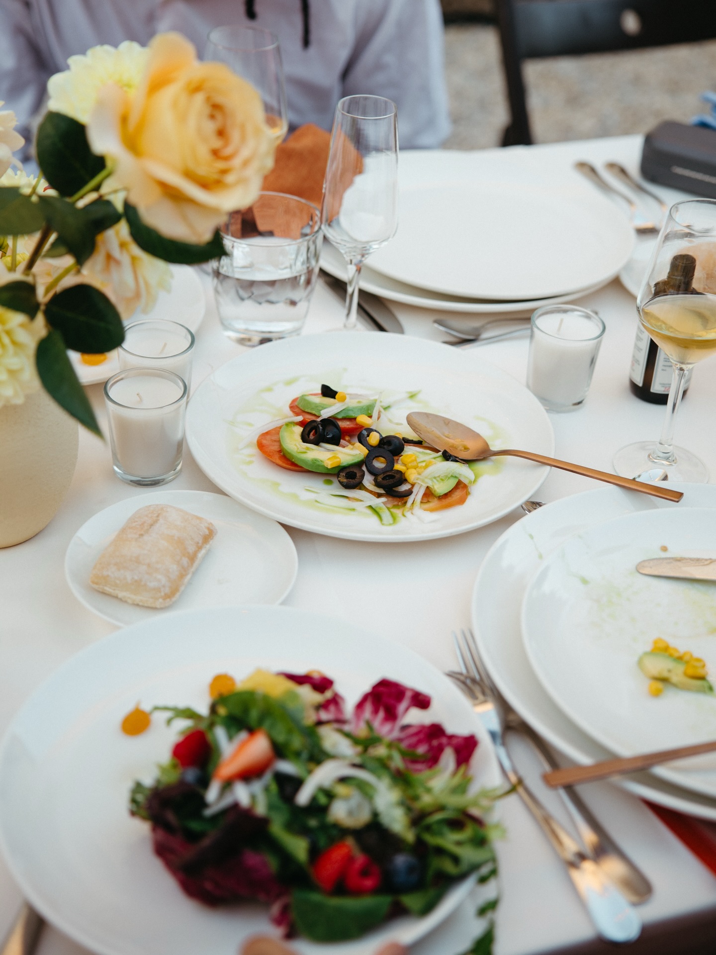 A Mediterranean feast to remember 🌿
To start:
Fresh traditional Mediterranean salads to share
Artisan bread with extra virgin olive oil from @maspalou
Main event:
Paella corner – seafood, meat & vegetarian options
Sweet ending:
Refreshing sorbet & wedding cake
The perfect Mediterranean menu by L&D 🌿
@maspalou
@saralazarophoto
@estudiosauvage
@lydmorts
#sitgescatering #spainwedding #weddingmenu #destinationweddingspain