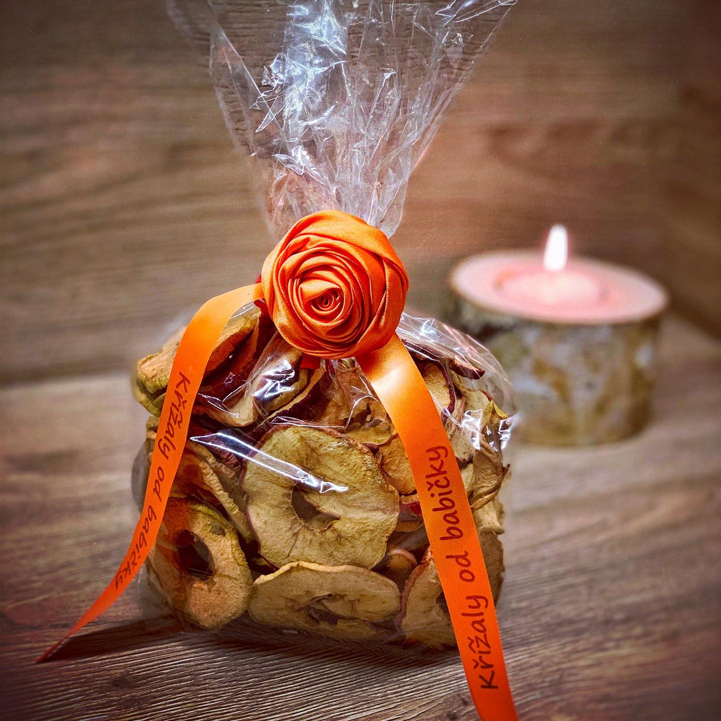 Darujte podzimní dávku vitamínů s vlastním individuálním textem vytištěným na elegantní saténové stuze....🍁🍎 Žádejte službu Řekni to stuhou! 👌🎗#potiskstuhy #reknitostuhou #imprintbox #darkovebaleni #gift #giftideas #giftpackaging #packing #podzim #vitaminy #baleni #potisk #vitamins #darek #autumn