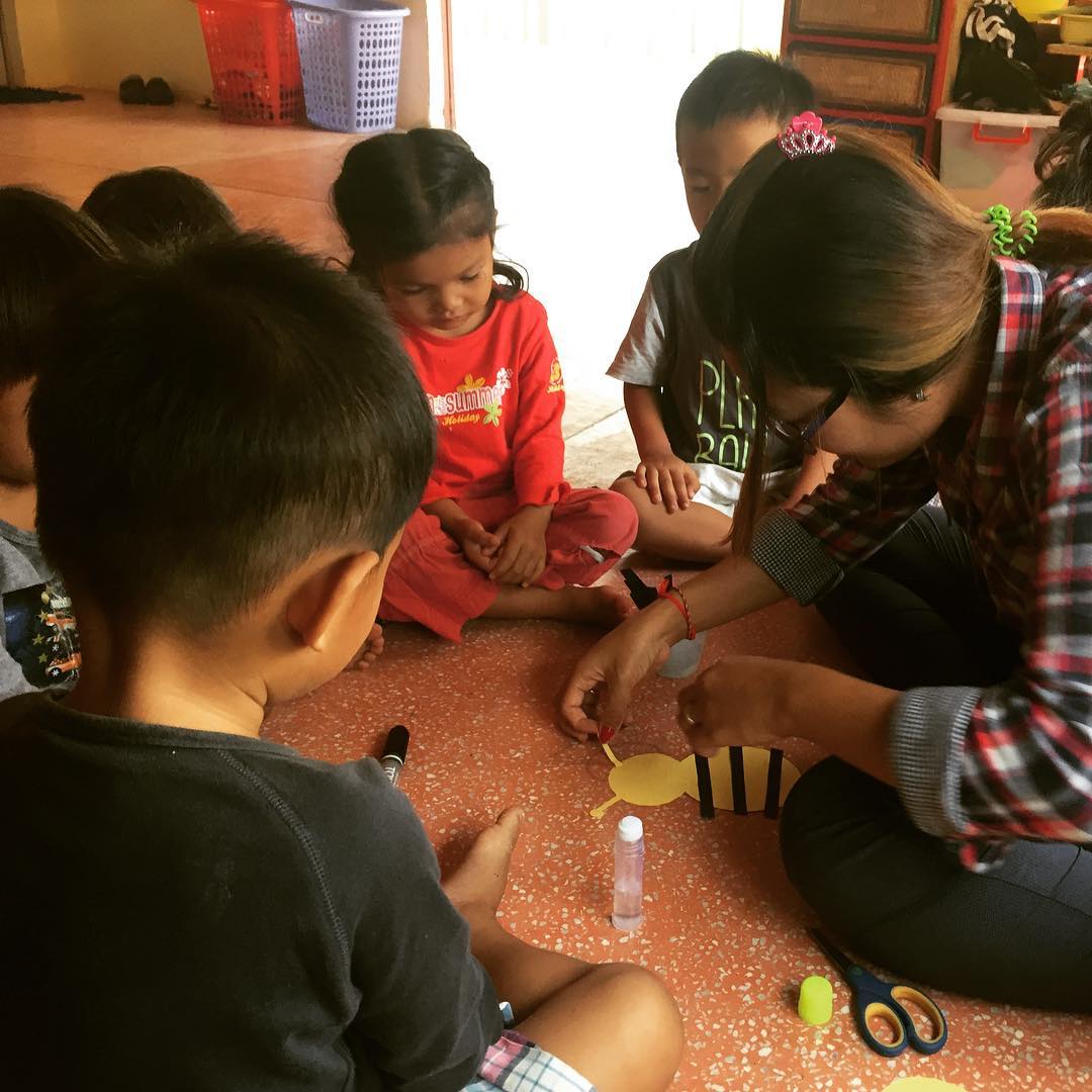 Art & craft afternoon at the free @sreykasmile daycare of the @coltcommunitycenter #nonprofit #free #daycare #interngopartnership #ngo #toddlers #endpoverty #familyplanning #health #care #hygiene #education #chidren #kids #cuteness #love #fun #smiles #hugs #laugthers #cambodiantravels #cestcambodge #khmerstyle #khmer #doinggoodfeelsgood