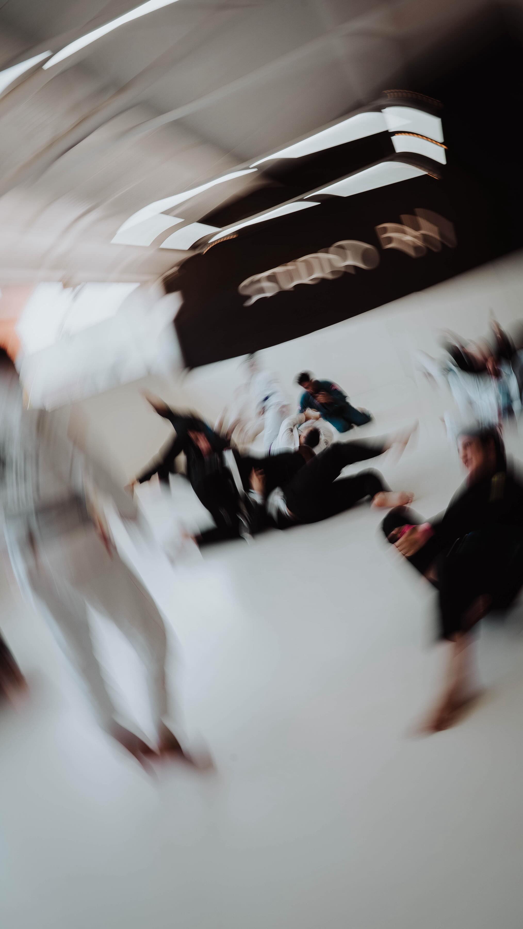 Treinar Jiu-Jitsu é intenso e por isso, a segurança do aluno sempre vem em primeiro lugar.
Aqui no Studio BJJ, temos seguro e suporte em caso de acidentes, além de uma estrutura pensada para oferecer cuidado e responsabilidade com quem confia o corpo e a saúde ao nosso trabalho.
Você pode treinar tranquilo, porque a gente cuida do resto. 👊