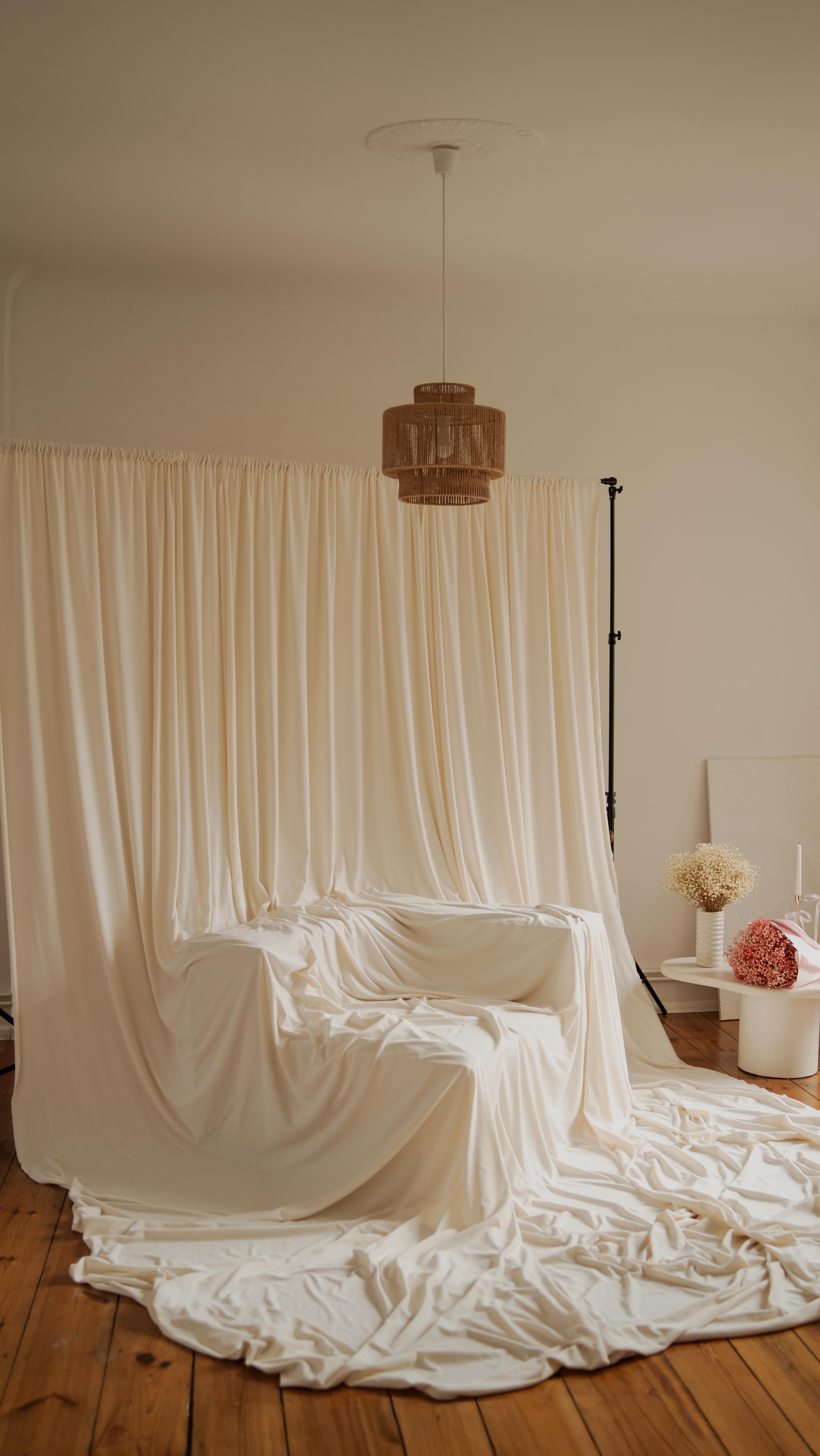 🤍 Pięciometrowa welurowa tkanina ecru w połączeniu z wtopionym narożnym fotelem idealnie urozmaici Wasze wyjątkowe sesje z okazji Dnia Kobiet 🤍
Tkanina jest niesamowicie plastyczna i miękka niczym chmurka, a światło łapie jej najpiękniejsze walory✨
Stworzycie na niej ujęcia jak z ulubionego magazynu modowego, a także wyczarujecie artystyczne kadry skupiające się na Was i Waszej kobiecości. Cudownie nada się również do sesji brzuszkowych i rodzinnych pełnych uczuć i miłości 🤍
Do Waszej dyspozycji są rownież dwa przepiękne bukiety białej oraz różowej gipsówki od @da_fiori 🌸 oraz kieliszki i świece z subtelnymi jasnoróżowymi wstążkami.
Już nas trochę znacie i dobrze wiecie, że przy tematycznych scenografiach stawiamy na efekt, który będzie idealnie współgrać w ponadczasowym klimatem naszej kamienicy 🤍 Scenografię z okazji Dnia Kobiet przygotowaliśmy w pokoju z kuchnią boho, a pozostałe pomieszczenia są neutralne do każdego rodzaju sesji 📸
Zapraszamy do wynajmu studia. Scenografia czeka na Was od 19.02 do końca marca 🤍🤍🤍
FACHstudio
📍 ul. Dworcowa 73/4 Bydgoszcz
#scenografiazokazjidniakobiet #studiofotograficzne #studiofotograficznebydgoszcz #studionawynajem #studionawynajembydgoszcz