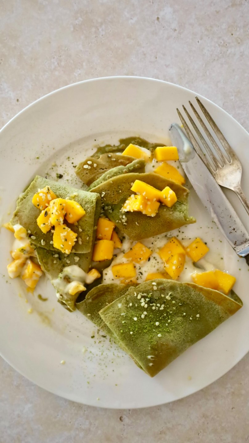 Pancakes are not only for Shrove Tuesdays.
These vegan-friendly matcha pancakes are made using @soaringfreesuperfoods matcha and are filled with vanilla (or coconut) yogurt and fresh mango pieces 👌🏻
You will want to make these as often as possible during mango season.
To make these I mixed 1 cup flour, 1 cup macadamia milk (or milk of choice), 1 tbsp sugar, a generous pinch of salt, 1 tbsp @soaringfreesuperfoods matcha powder. Whisk into a batter and ladle the batter into a hot pan. Swirl the pan to spread the batter into an even thickness circle. Fry on each side for 2-3 minutes. Add a dollop of vanilla or coconut yoghurt and a generous spoonful mango pieces. Fold and repeat with the rest. Dust with more matcha and sprinkle with hempseeds.
#veganerezepte #matcha #matchapancakes #healthytreat #superfood