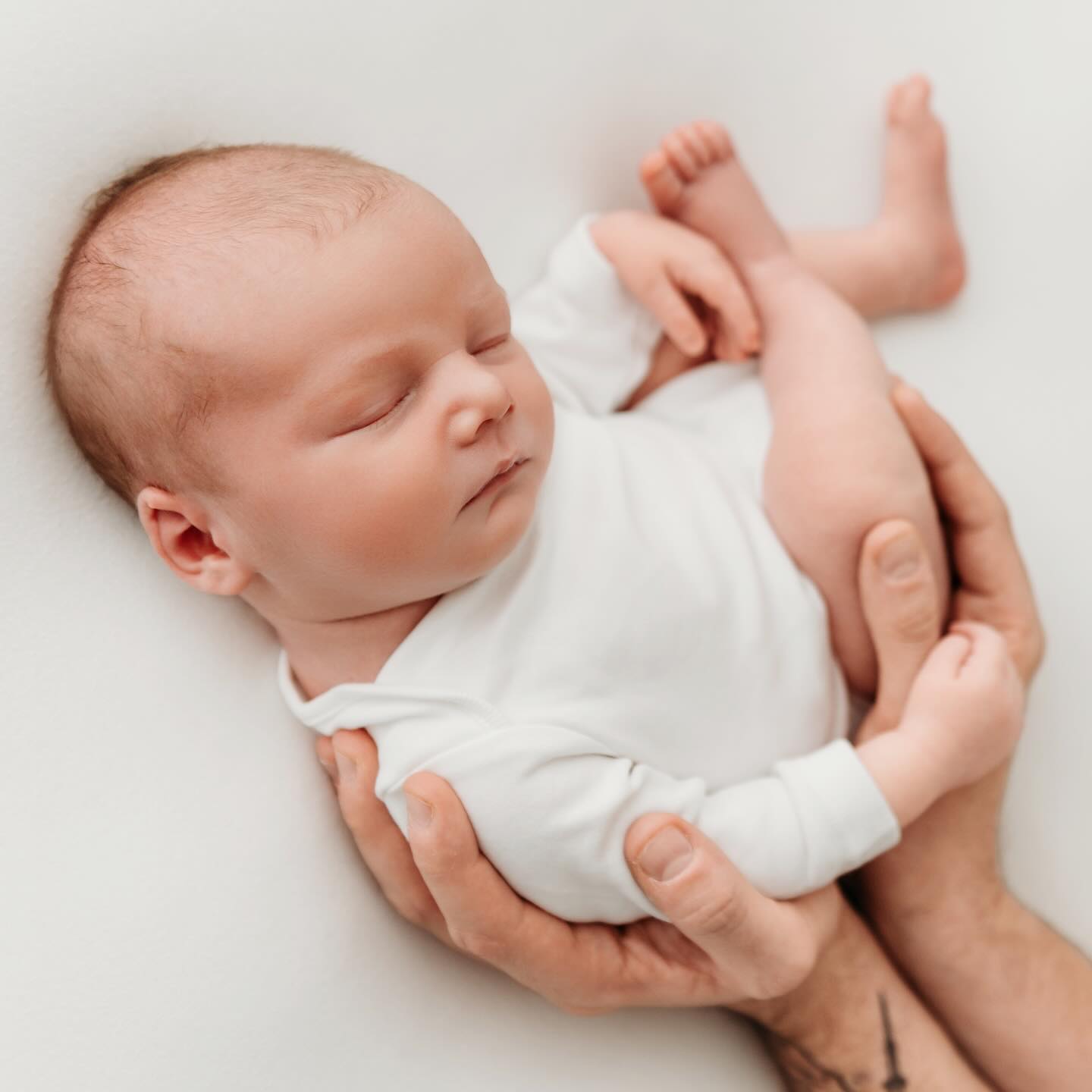 Sweet little Milo safe in his Daddy’s hands.
#newbornphotographer #wiltshirenewbornphotographer #hampshirenewbornphotographer #andovernewbornphotographer #amesburynewbornphotographer
