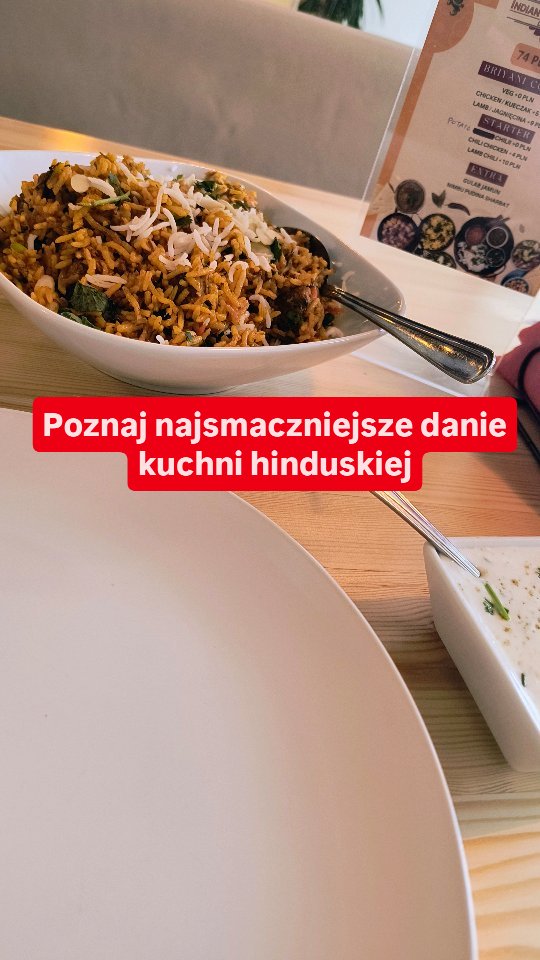 Dlaczego Hindusi kochają biryani… i dlaczego Ty też je pokochasz? 🇮🇳🍚
Biryani to jedno z najbardziej uwielbianych dań w Indiach – aromatyczny ryż basmati gotowany z przyprawami, świeżymi ziołami i wybranym dodatkiem.
To danie pełne naturalnych składników, bez ciężkich sosów lekkie, sycące i bogate w smak.
U nas możesz wybrać swoją wersję: ✨ z kurczakiem
✨ jagnięcina
✨ wegetariańską
✨ z łososiem
✨ z krewetkami
Mamy też dwie odsłony tego klasyka:
Klasyczne biryani – delikatniejsze, bardziej zbalansowane, gdzie ryż i przyprawy tworzą harmonijną całość.
Hyderabadi biryani – intensywniejsze, bardziej aromatyczne i pikantniejsze, przygotowywane w tradycyjnym stylu z mocniejszym akcentem przypraw.
Do każdego biryani podajemy raitę – chłodzący jogurt z przyprawami i świeżymi dodatkami. To właśnie ona równoważy aromaty, łagodzi ostrość i sprawia, że każdy kęs jest idealnie zbalansowany.
Dlaczego to przysmak w Indiach?
Bo łączy w sobie wszystko: aromat, tradycję, wspólne jedzenie i bogactwo przypraw.
Dlaczego pokochają je Polacy?
Bo to danie konkretne, sycące, a jednocześnie lekkie. Bez ciężkiej panierki, bez smażenia w głębokim tłuszczu – czysty smak, który uzależnia.
Spróbujesz klasycznego czy Hyderabadi?❓❓❓🔥🍚
#kuchniaindyjska #restauracja #biryanilover