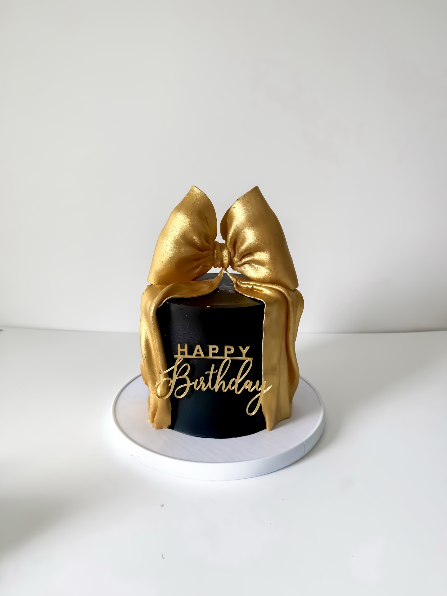 Golden Bow
These Beautiful Bow cakes come in all different colours and sizes , 🎀
Send me a DM to customise your bow cake !
#bowcake #cakecake #onlinebakery #customcakes #capetown