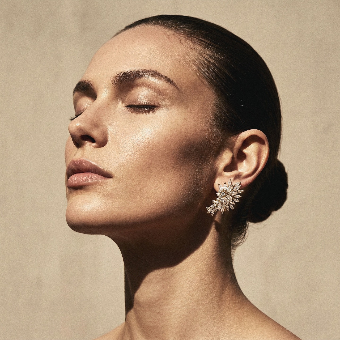 Net hatlar.
Zamansız bir ifade.