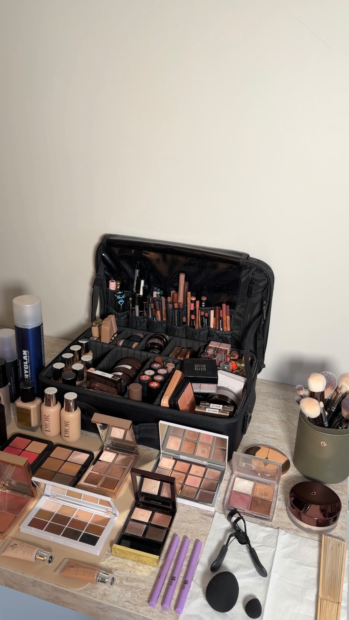 Some of my non-negotiable bridal makeup products in my kit (of course I have more categories/products)
most of them have been with me for years and I still love them. If you’re a mua, what are some of your alltime favorite makeup products?
•
•
•
•
•
•
•
•
Bridal makeup artist - makeup artist belgium - belgian makeup artist - makeup artist kit - luxury makeup - bridal makeup favorites
#bridalmakeup #bridalmakeupartist #makeupfavorites #makeupartistkit #makeupartistbelgium