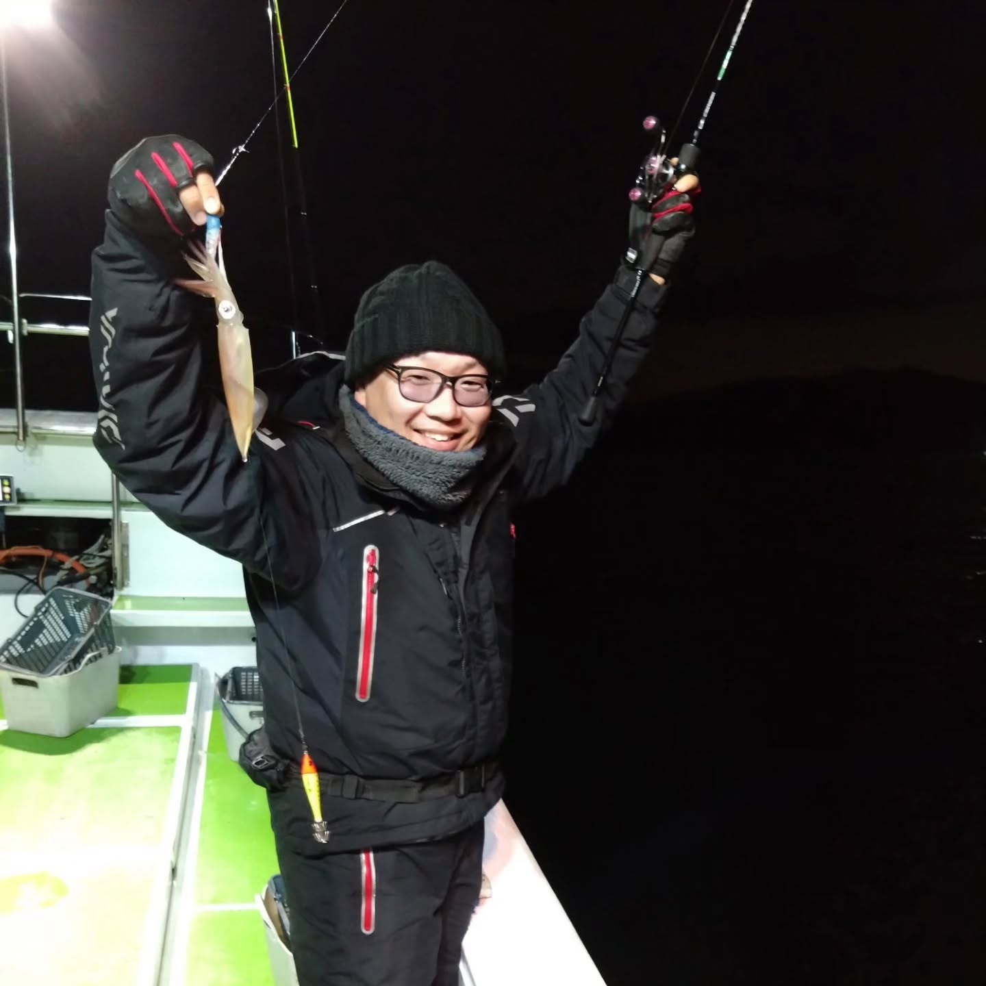 2月20日イカメタル🦑
1名様で出船🚢
スタートして30分程で赤イカがHIT✨
しかしポツン...ポツン...となかなか続かず💦
中盤からスルメがポツポツ当たり出すも連発は無し。
後半に少し当たりがあり終了となりました。
🦑スルメ17杯
🦑赤イカ5杯
🦑ヤリイカ1杯
🎯イカチャレンジ
現在トップは18日の57杯‼️
チャレンジお待ちしてます🔥
🏆優勝賞品
フィッシングユー商品券10000円
イシグロ商品券10000円
✨合計20000円分プレゼント✨
#イカメタル
#三重イカメタル
#尾鷲
#沖釣り
#スルメイカ