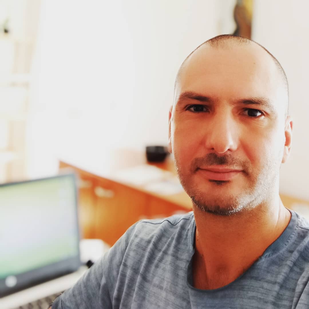 Che cosa è importante per te? Cosa alimenta la tua motivazione? Cosa ti spinge ad agire?
La tua motivazione è guidata dai tuoi valori.
I Valori sono convinzioni molto profonde, o credenze molto forti. Definiscono tutto ciò che per te è importante. Rappresentano ciò che è bene, ciò che è giusto dire, fare o pensare.
Si riferiscono a ciò che vuoi o desideri nella tua vita.
Tutte le tue azioni e comportamenti dipendono soprattutto dai valori che per te sono importanti.
Scoprire e capire i tuoi valori ti aiuta a definire chi sei e definire in modo preciso i tuoi obiettivi. Quando un obiettivo è stato definito correttamente, questo sarà in linea con i tuoi valori, probabilmente ne sarà l'espressione.
In quel momento raggiungere i tuoi obiettivi sarà facile e irresistibile.
Tu conosci quali sono i valori che guidano la tua vita?
.
.
.
.
.
#crescitapersonale #cominciamoalmeglio #obiettivi #consapevolezza #valori #cagliari #instacagliari #cagliaricity #autostima #sardegna #sardinia #instasardegna #coachingcagliari #coachingsardegna
