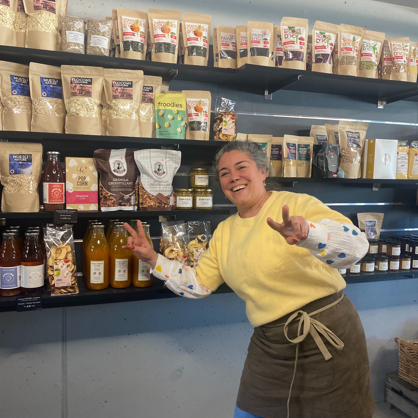 ENTREPRENDRE AVEC LE COEUR ❤️
Un sourire.
Une passion.
Un engagement.
Dans un monde incertain, les artisans locaux continuent d’avancer, avec courage et conviction.
Soutenir local, c’est choisir à la fois:
- la qualité d’un produit
- et l’histoire humaine qui le rend possible.
Épicerie du Prieuré,
Épicerie des Prés,
www.epicerieslocales.ch
@epiceries_locales
@opalinefactory.ch
@be_popcorn
#lesgranolasdejenny #granola #artisanal #suisse #swissmade