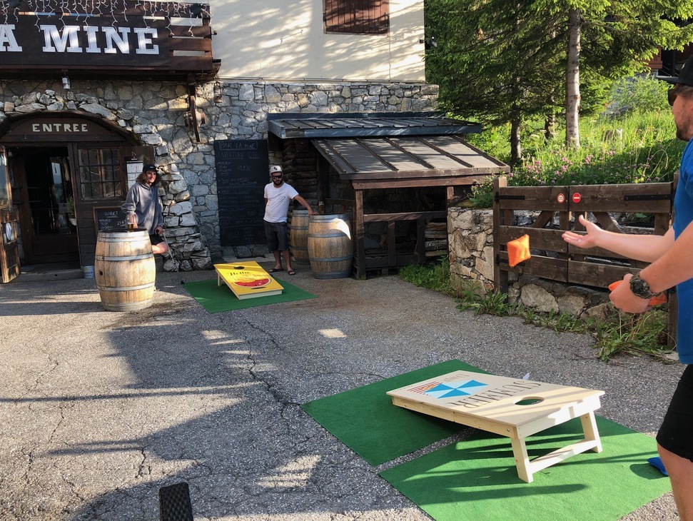 La Plagne joue au cornhole !
Venez jouer au #cornhole au bar de #laminelaplagne1800 cet été !