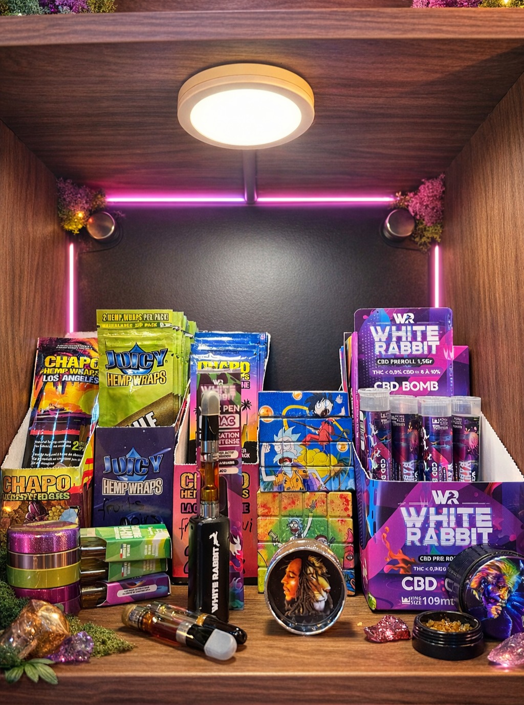 Découvrez une sélection premium de grinders, pré-roulés, blunts et vapes CBD, accompagnée de nombreuses nouveautés soigneusement choisies.
Un espace dédié à la qualité et à l’expérience, où chaque produit est pensé pour les amateurs exigeants.
Venez vivre l’univers en magasin et laissez-vous surprendre par nos prochaines découvertes.